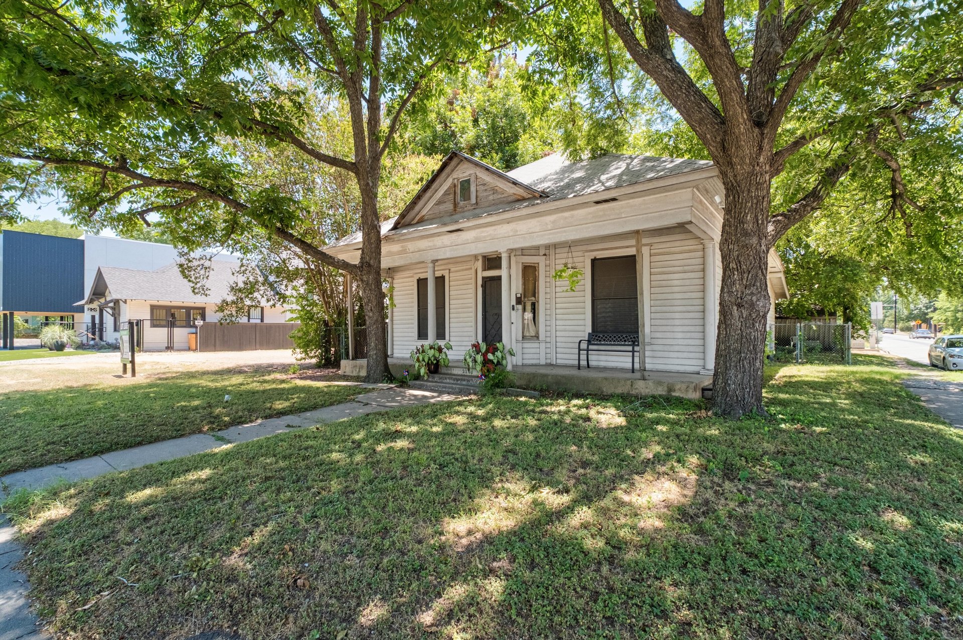 2201 E Cesar Chavez