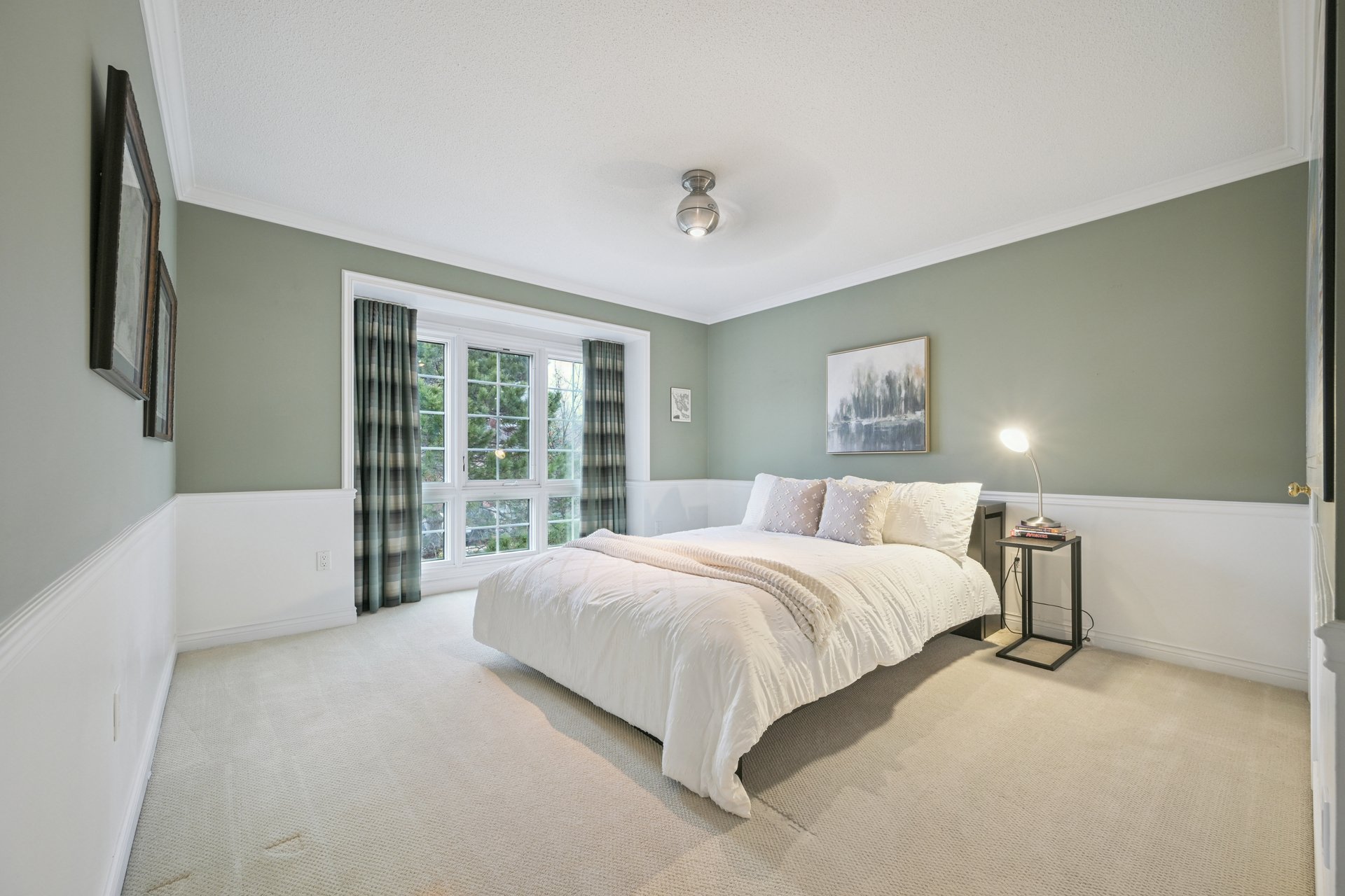 Prestigious Glen Abbey living with a backyard made for summer
