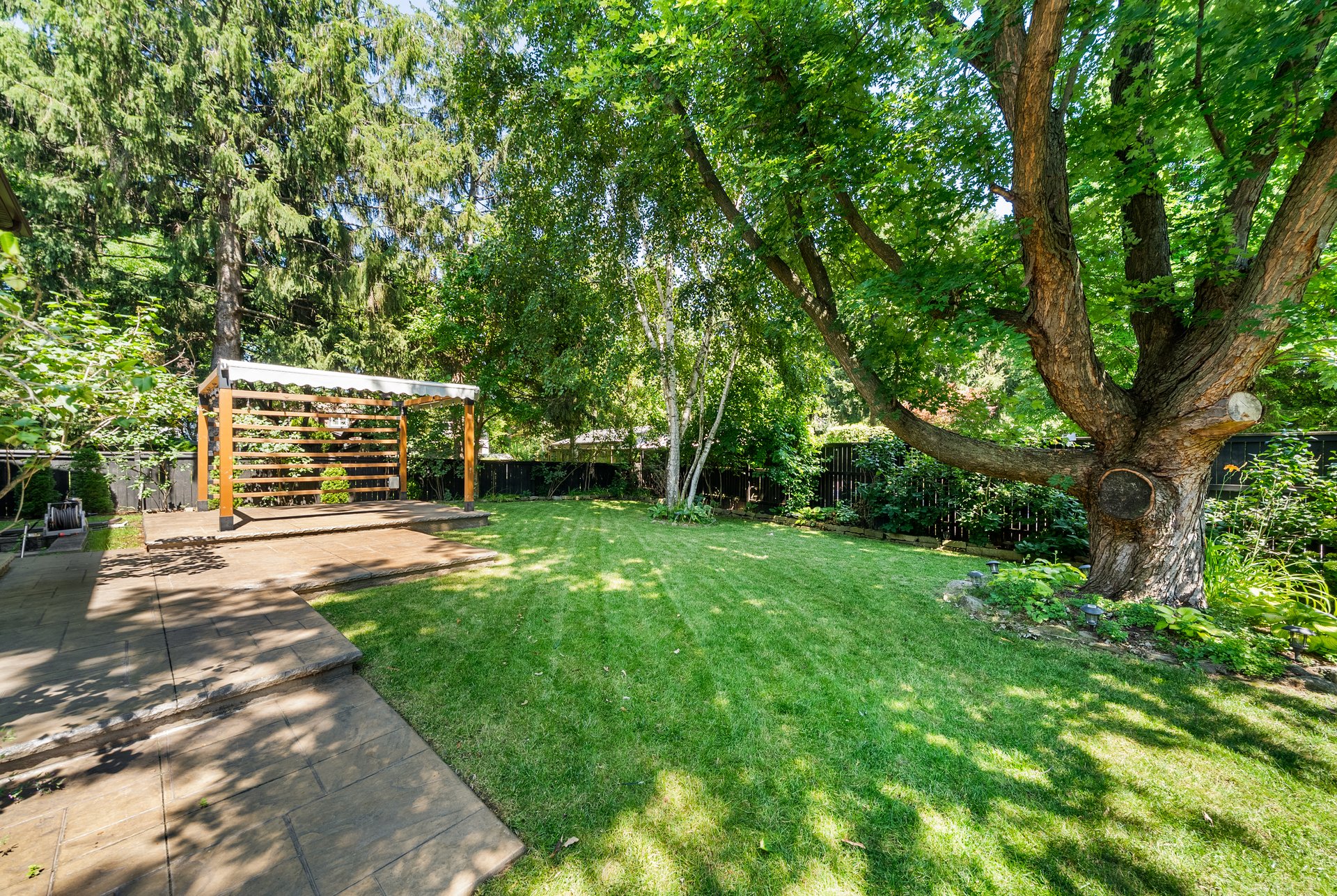  3168 Lakeshore Rd W