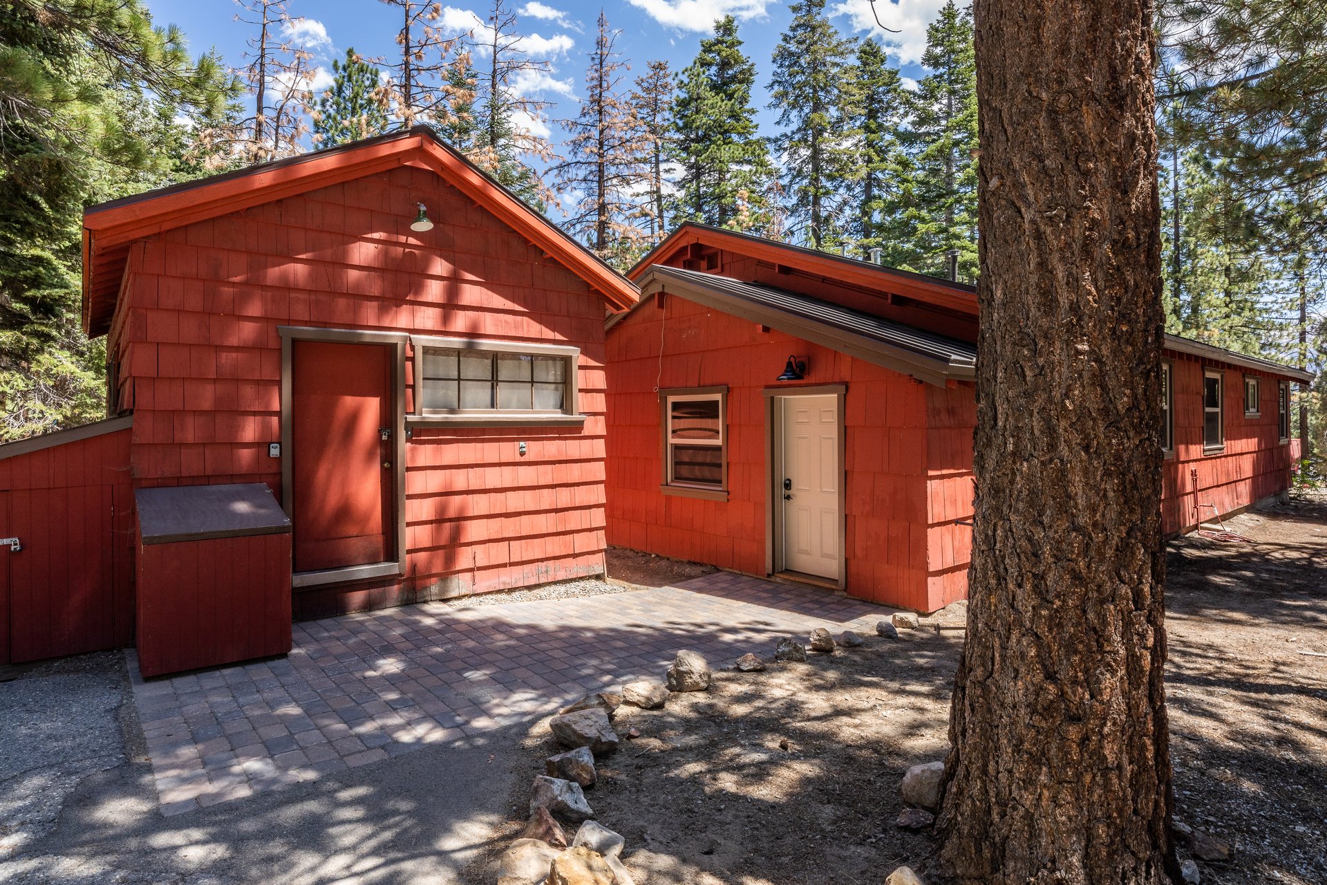 Private Cabin with hot tub, walk to village