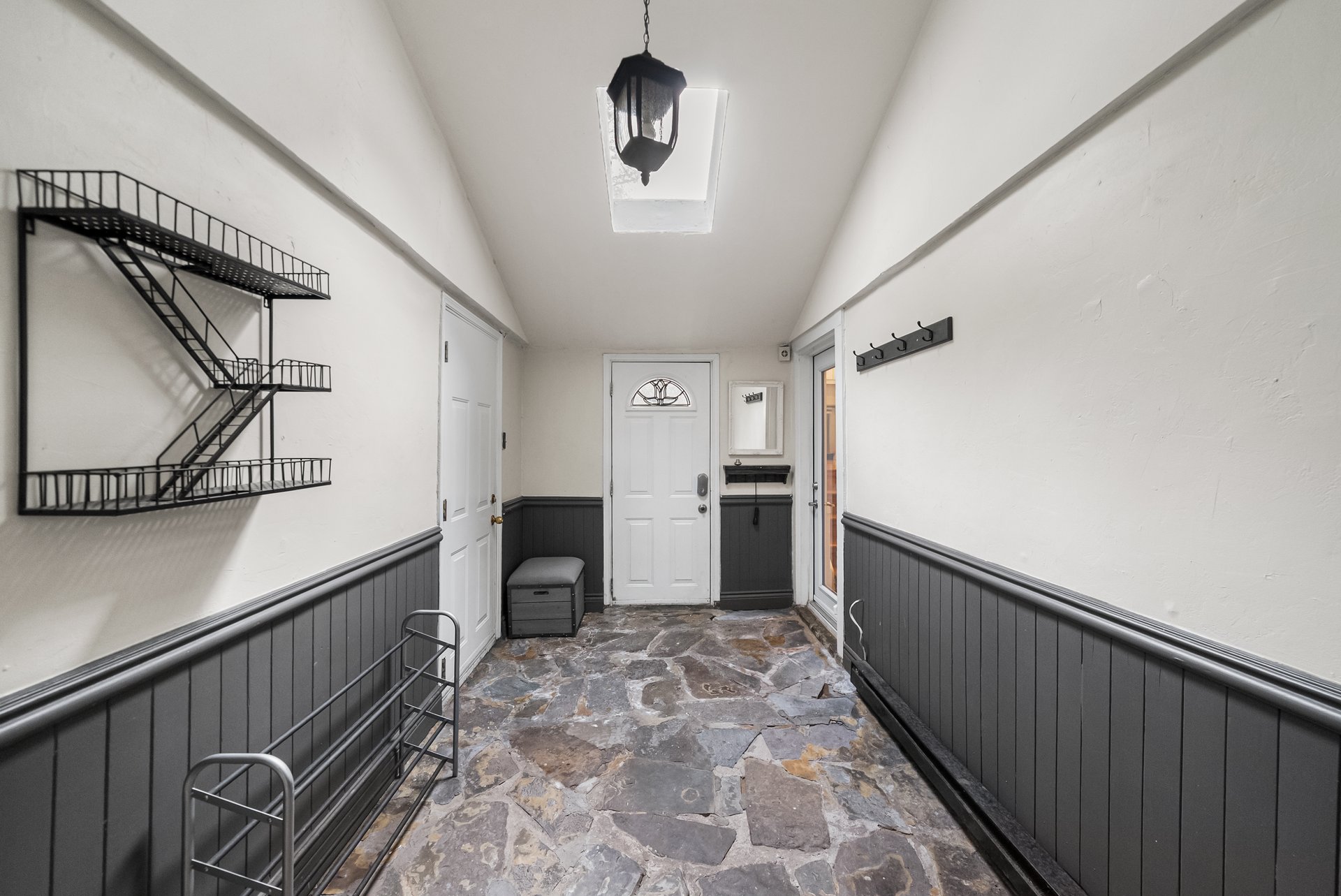 1141 Lakeshore Rd W