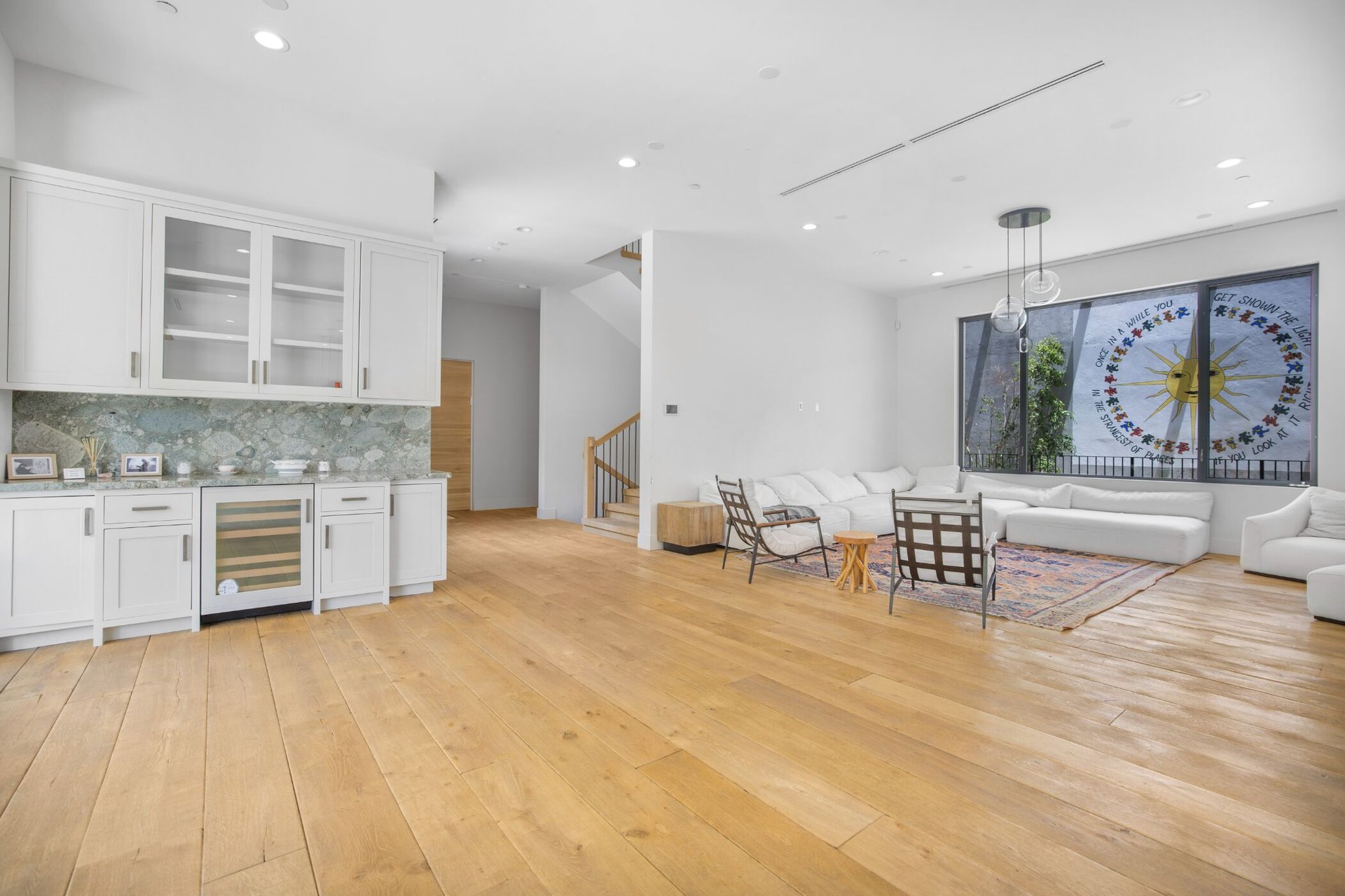Bowmont Dr, 90210