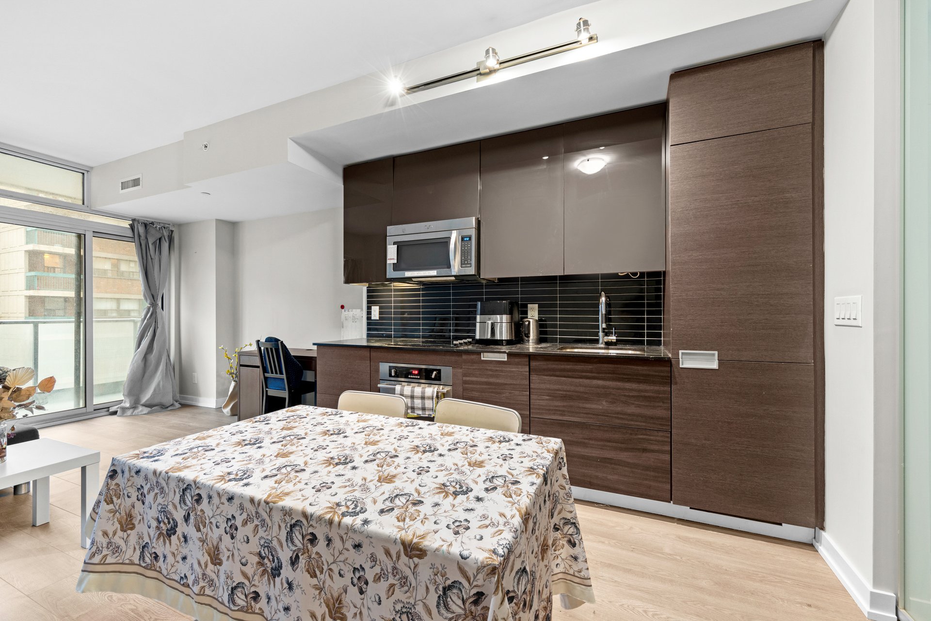 210 Simcoe Street Suite 607
