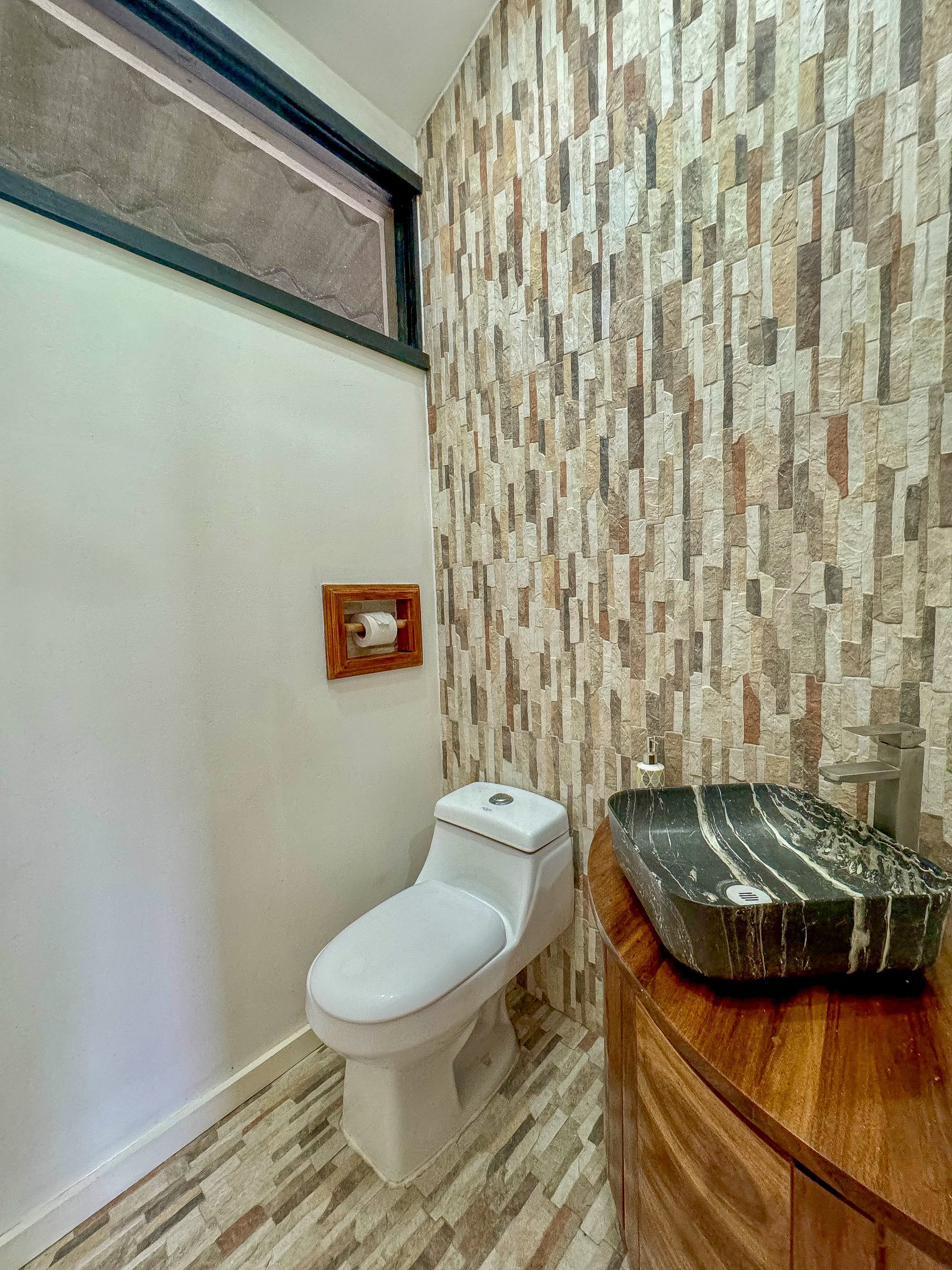 Contemporary 3-bed home surrounded by Uvita’s services and amenities but just a short stroll to tropical beaches
