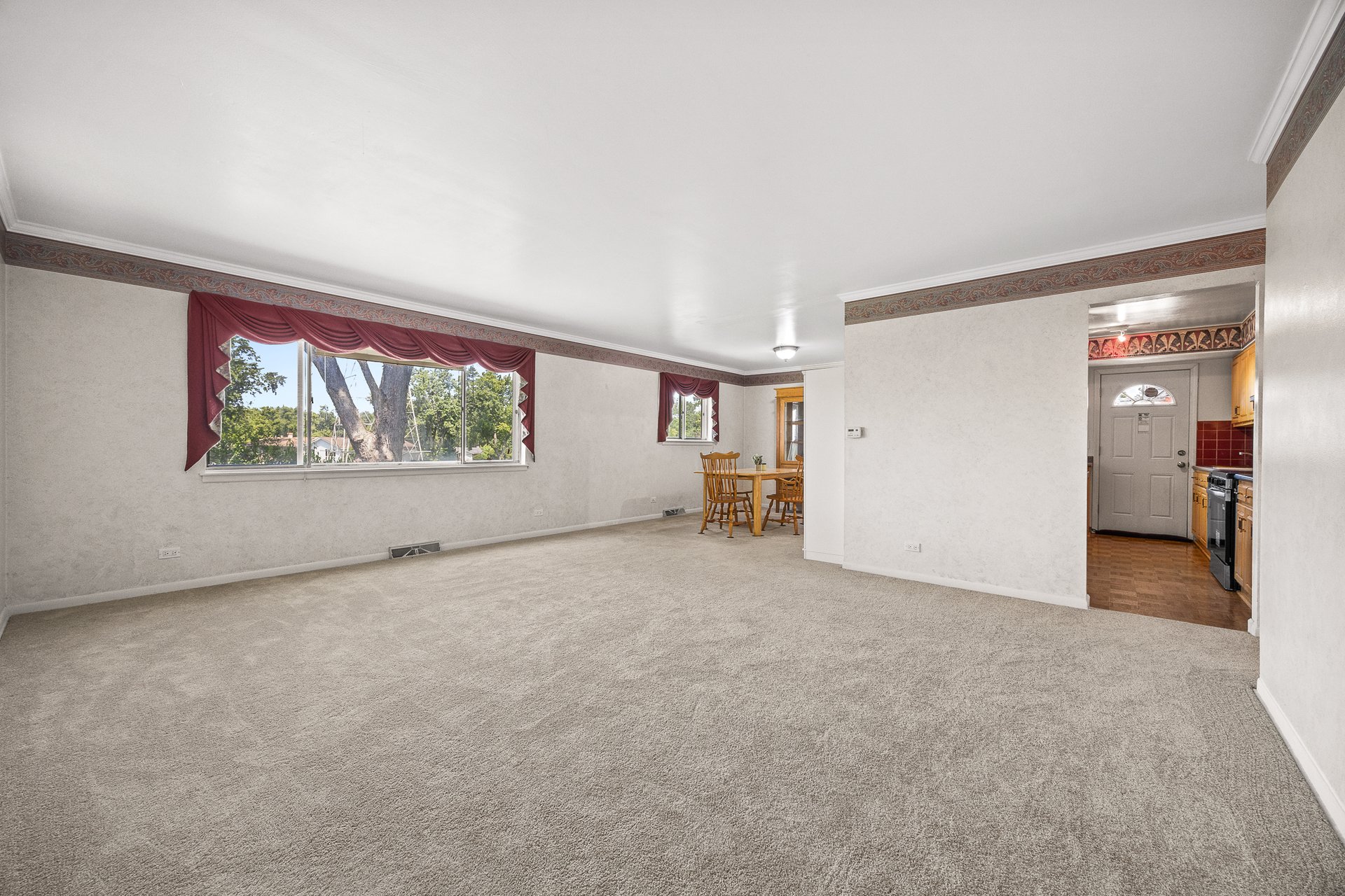 6308 MacArthur Dr, Woodridge