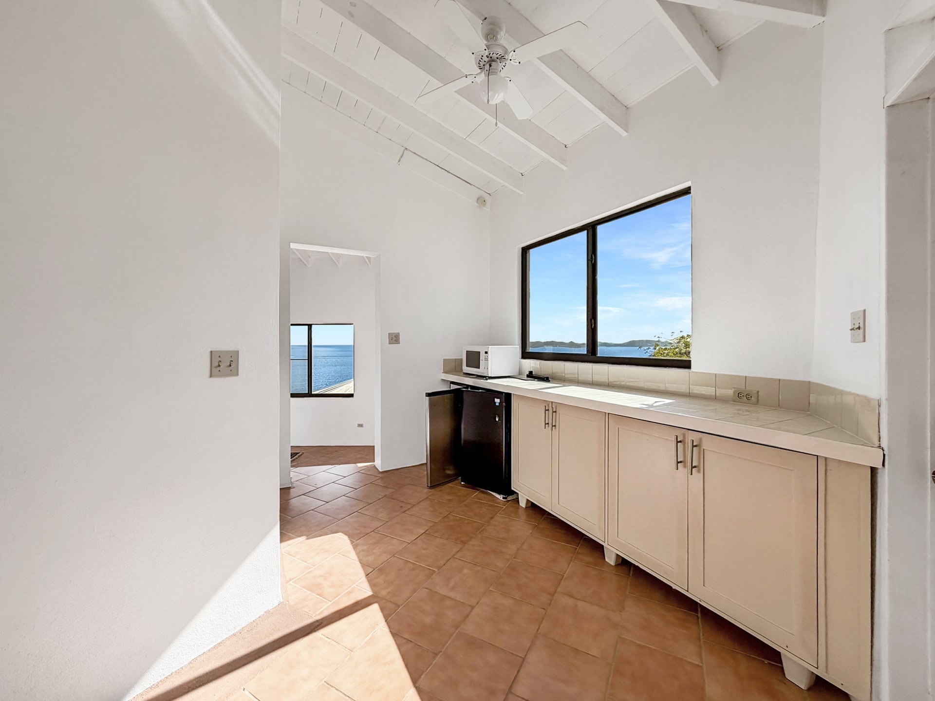 1110 Large Studio-Hodges Creek