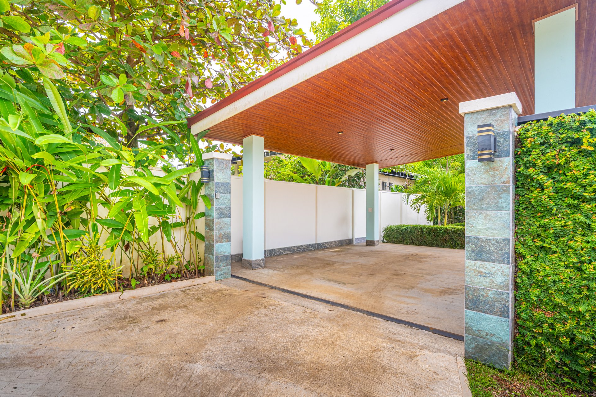 Villa Esmeralda - Big Pool. Big Lot. Big Lifestyle. Central Uvita, Walk to Everything!
