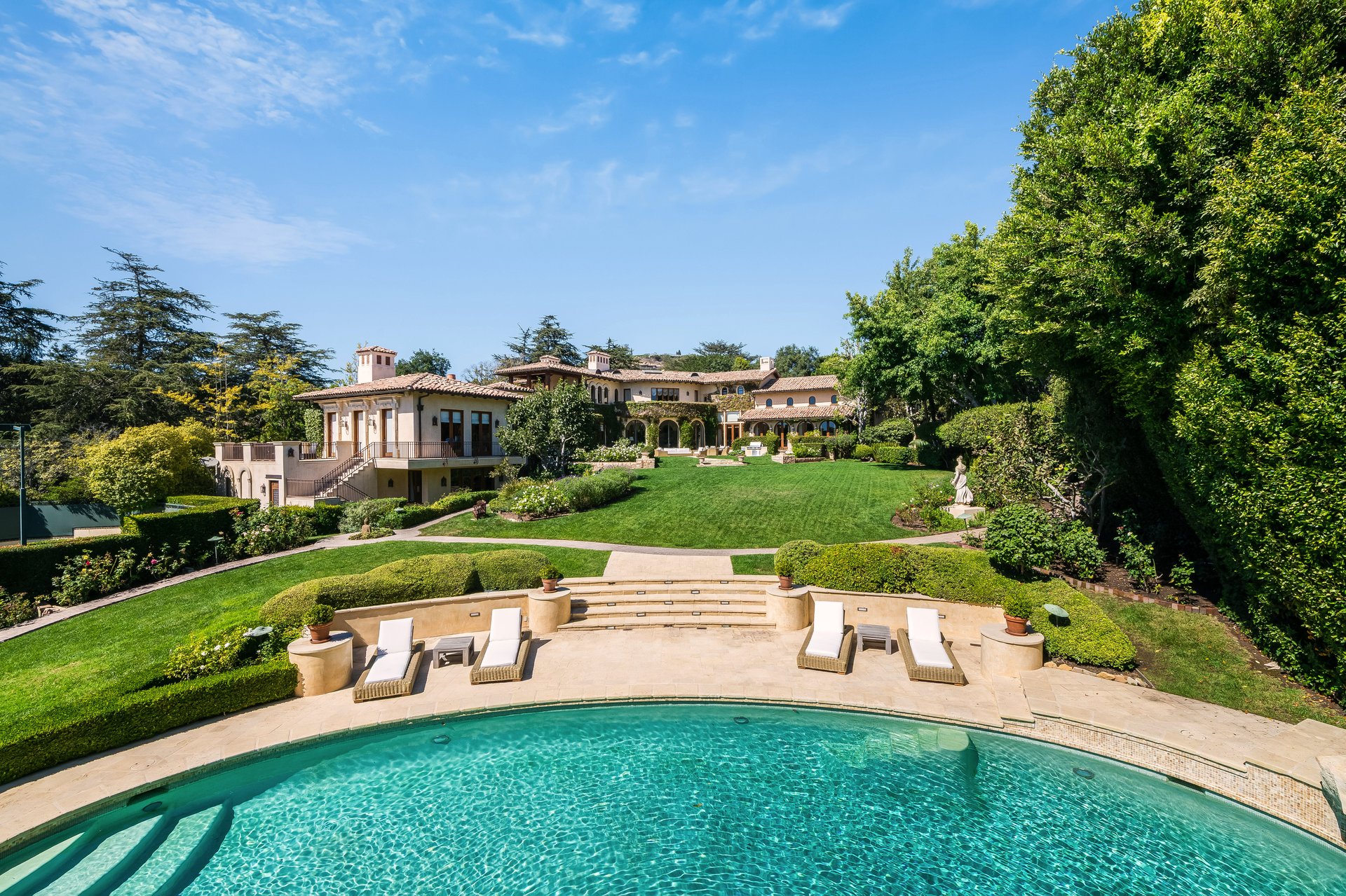 1550 Amalfi DR