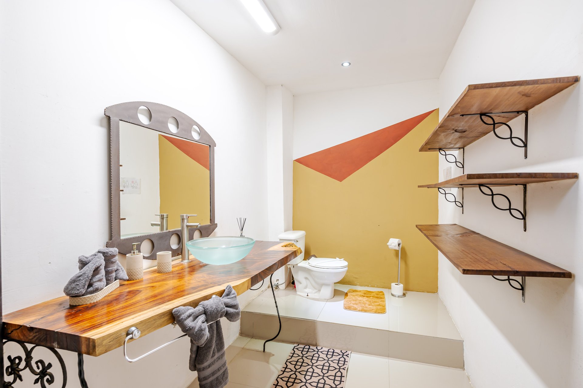 Cornett Retreat | Multi-Unit Colonial Compound 10 Mins to Playa Grande
