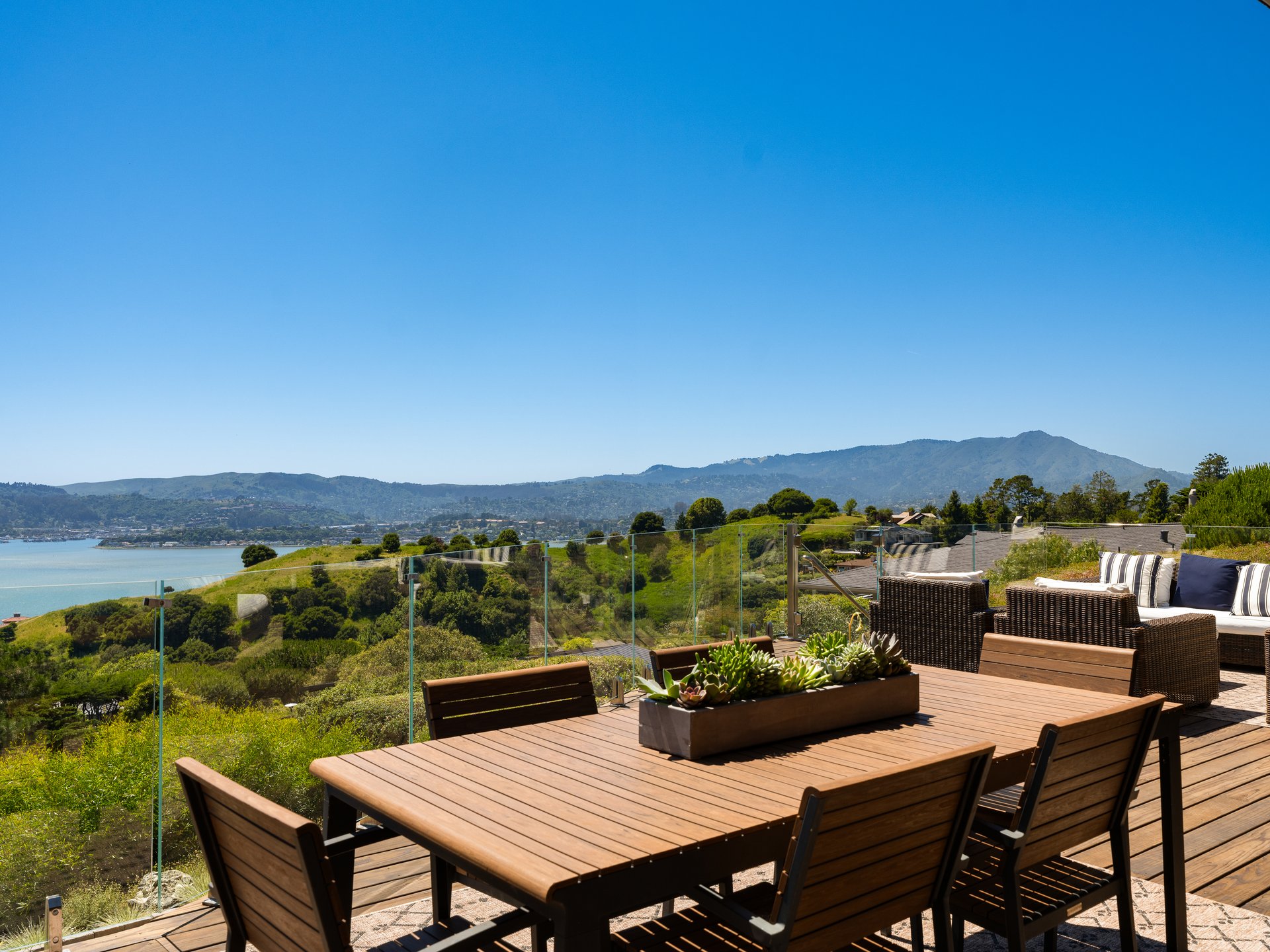 Stylish and Chic Mount Tiburon Retreat 