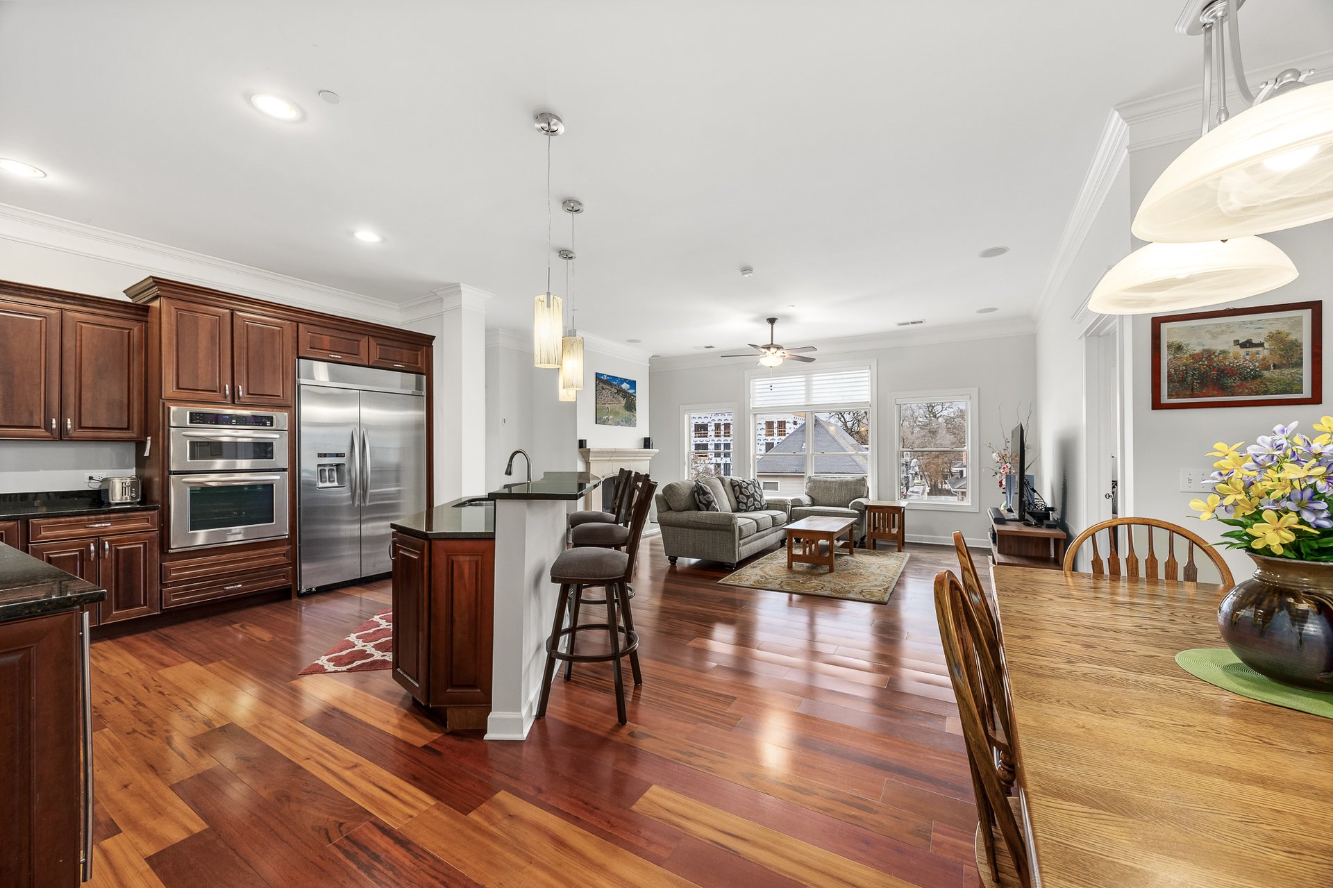 4929 FOREST Avenue Unit: 2E
