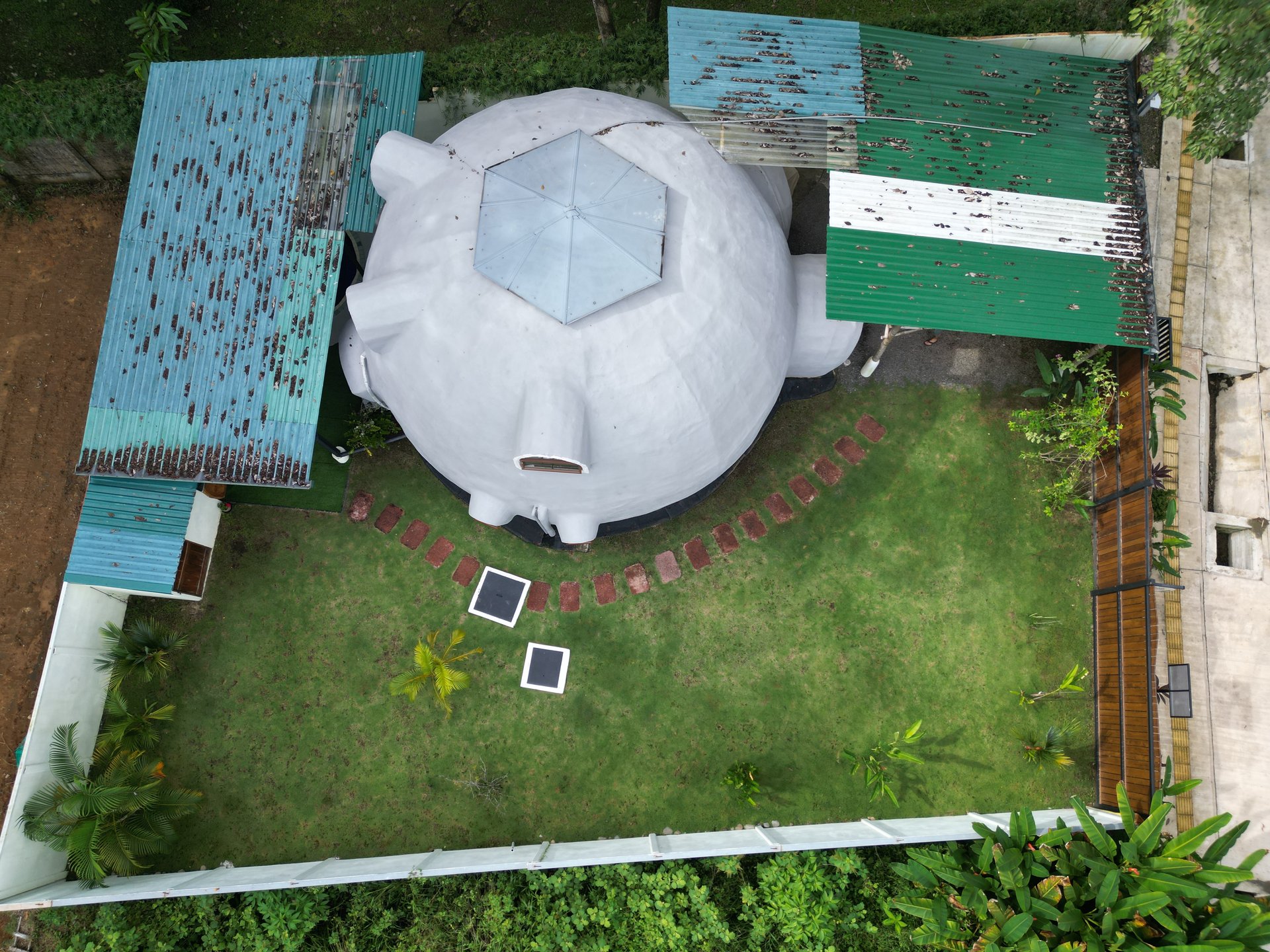 0.07 Acres – Unique 2 Bedroom Dome With Pool Walking Distance To The Beach!!!