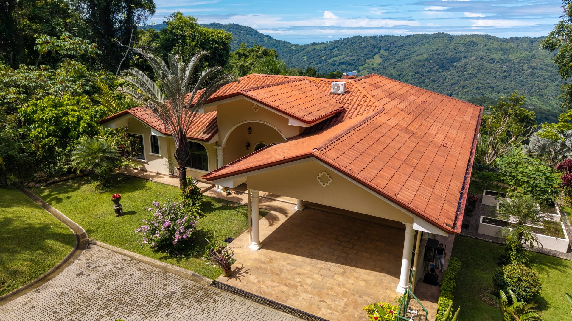CASA ORQUIDEA – LUXURY HOME WITH OCEAN VIEWS IN GATED COMMUNITY