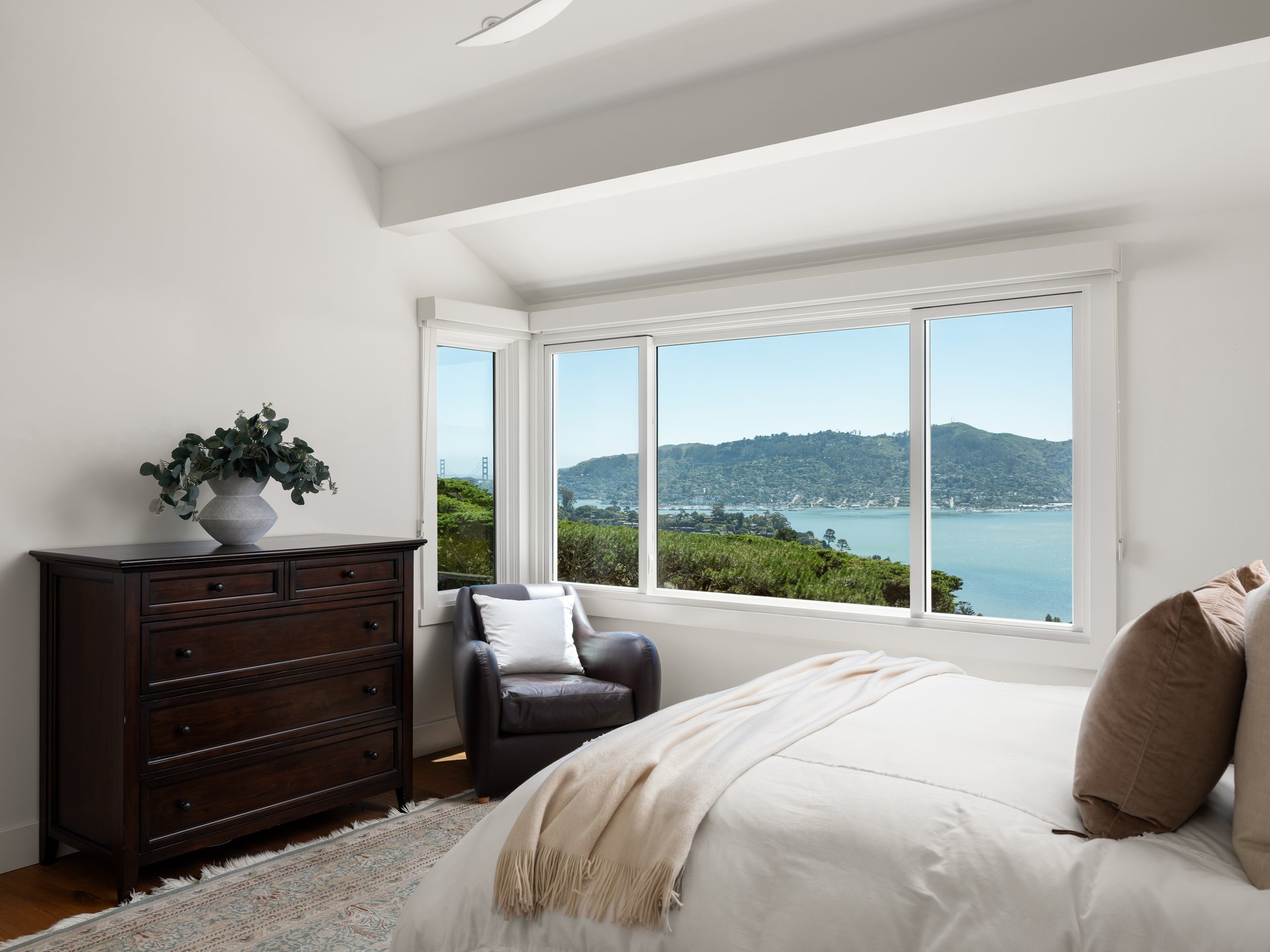 Stylish and Chic Mount Tiburon Retreat 