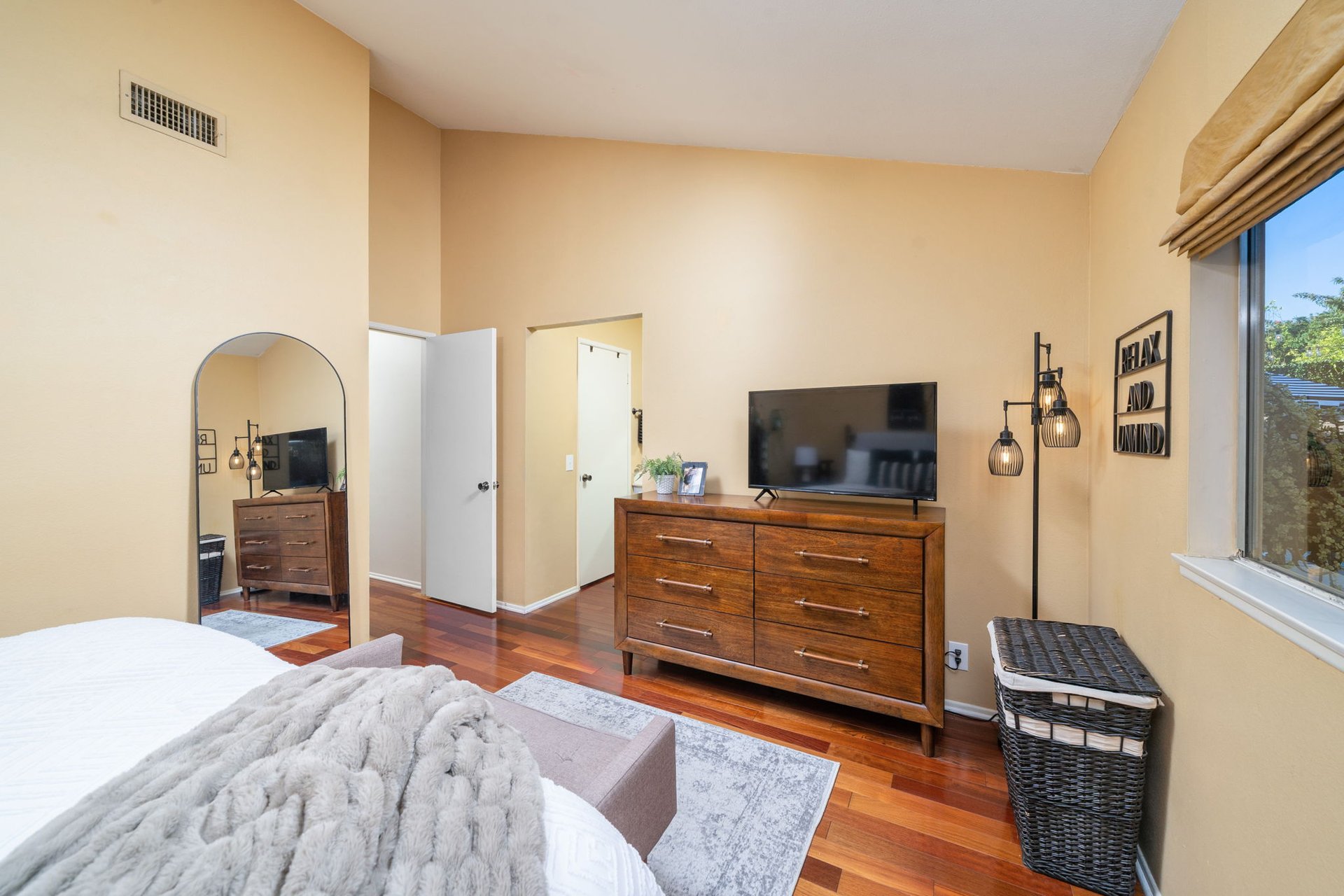 5022 N Burnaby
