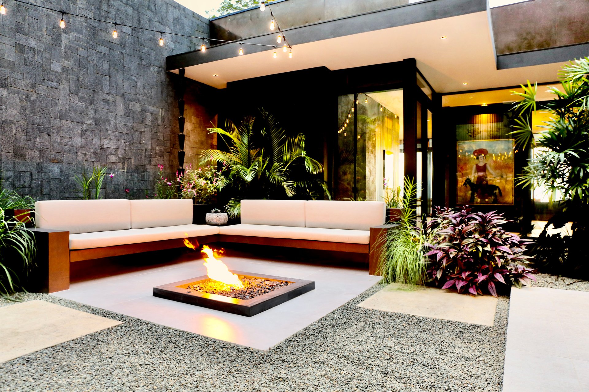 Uvita Black House
