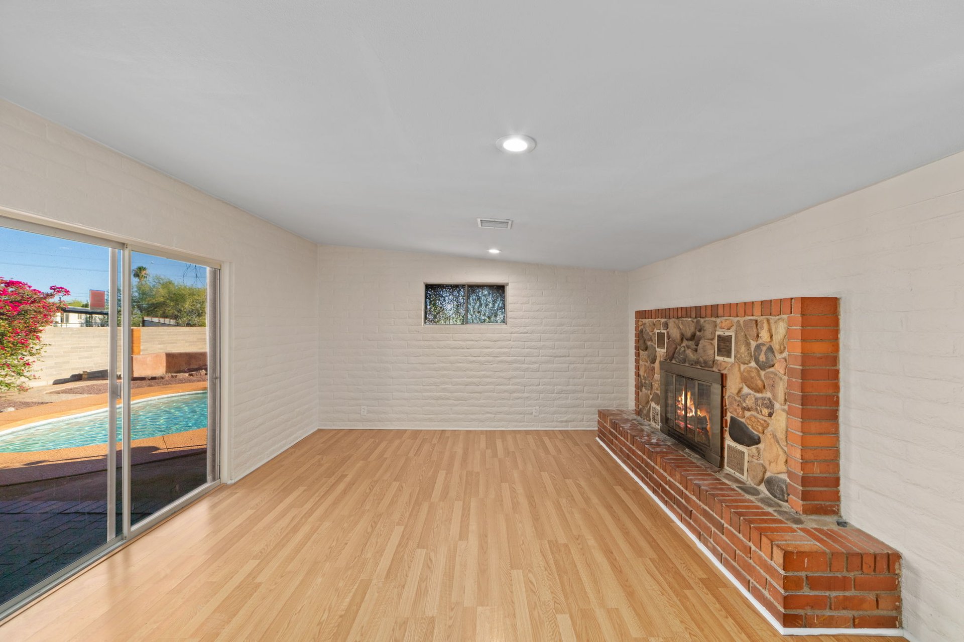 2540 S Marianne