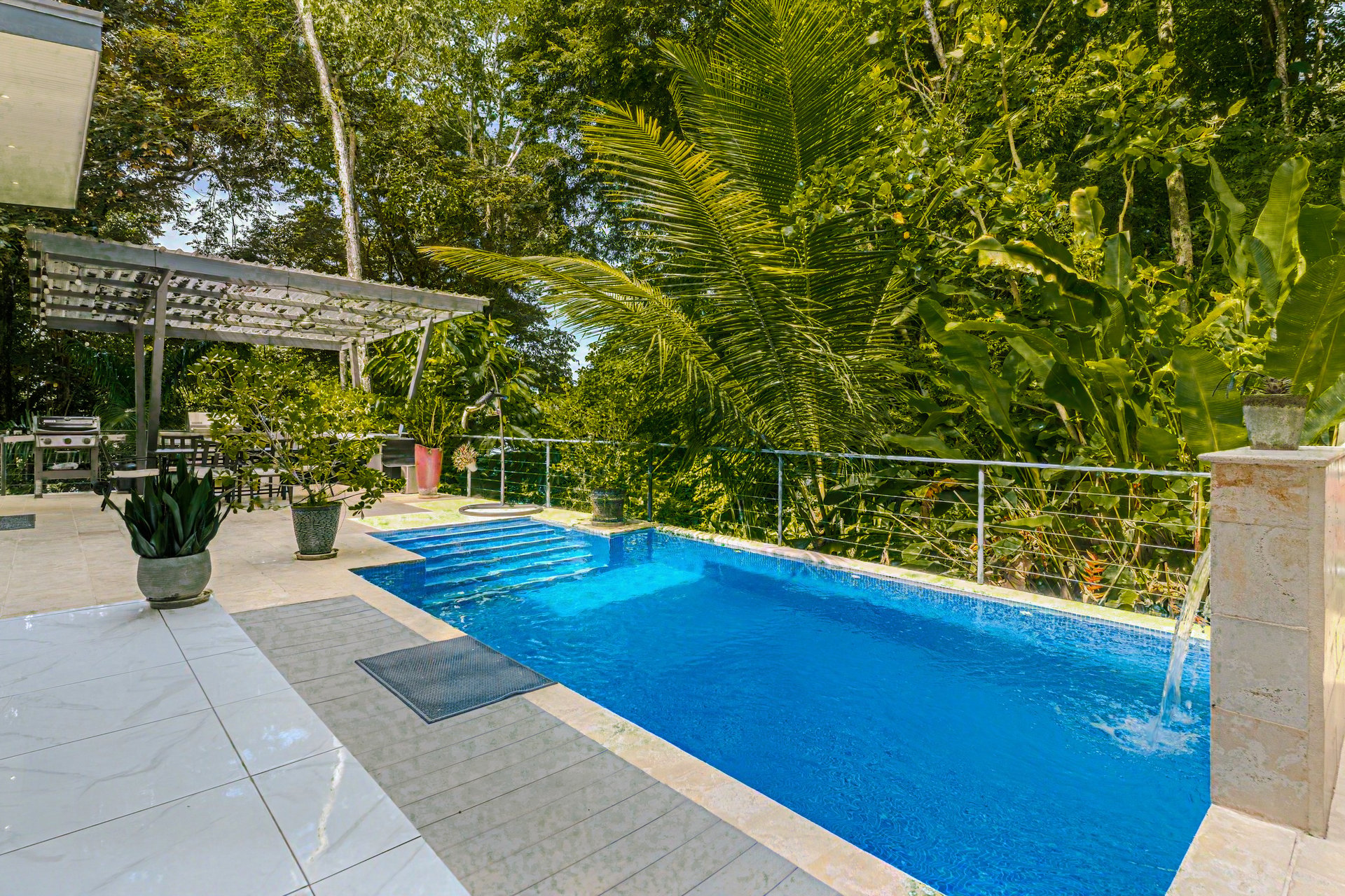 Charming 2 Bedroom Home + Studio located in heart of Uvita 