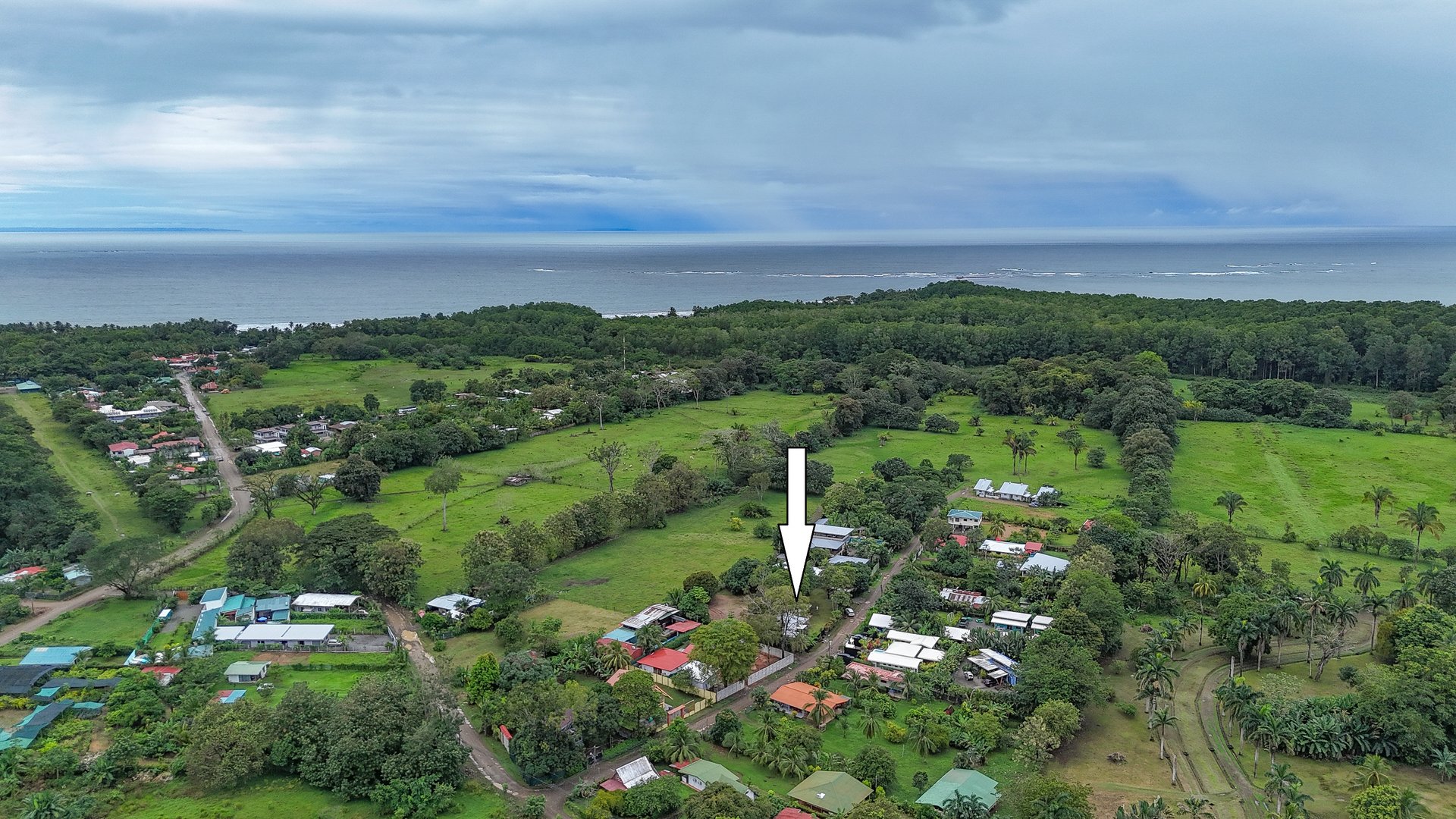 Contemporary 3-bed home surrounded by Uvita’s services and amenities but just a short stroll to tropical beaches