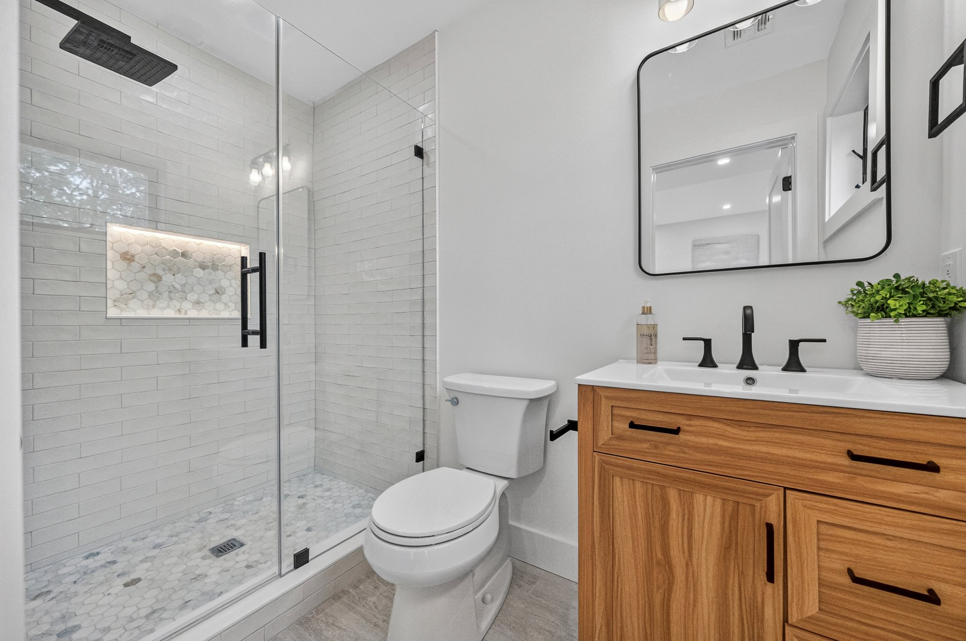 887 Linden Ave, Ridgefield, NJ 07657