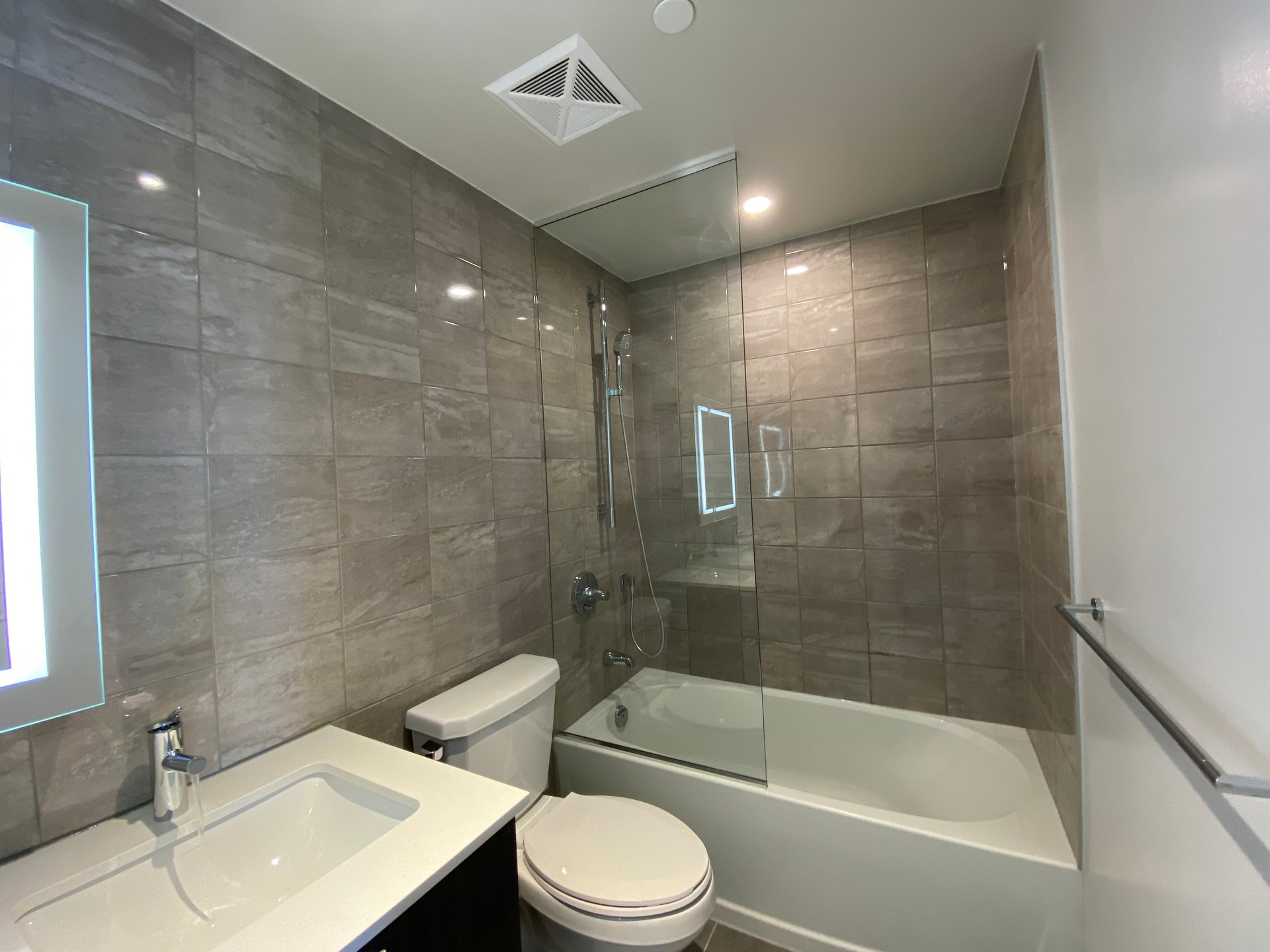 8 Cumberland Street Unit: 3007