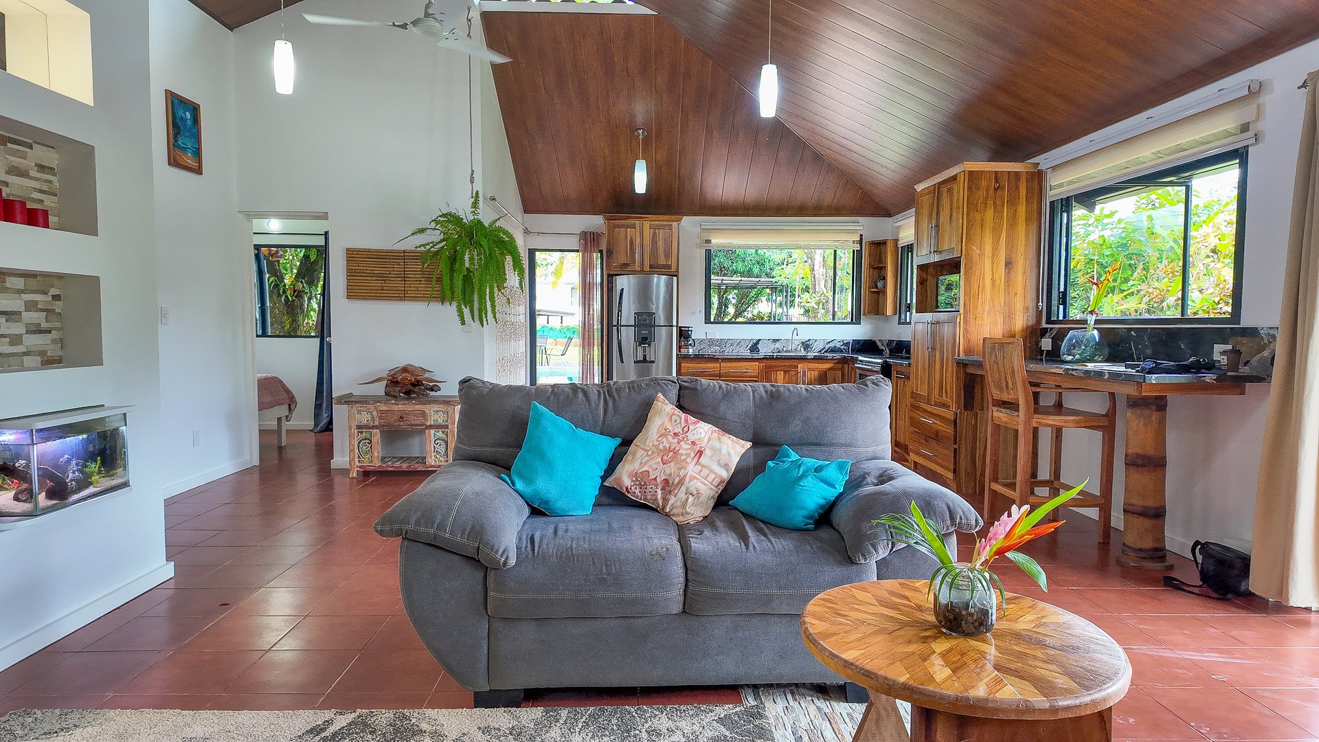 Contemporary 3-bed home surrounded by Uvita’s services and amenities but just a short stroll to tropical beaches