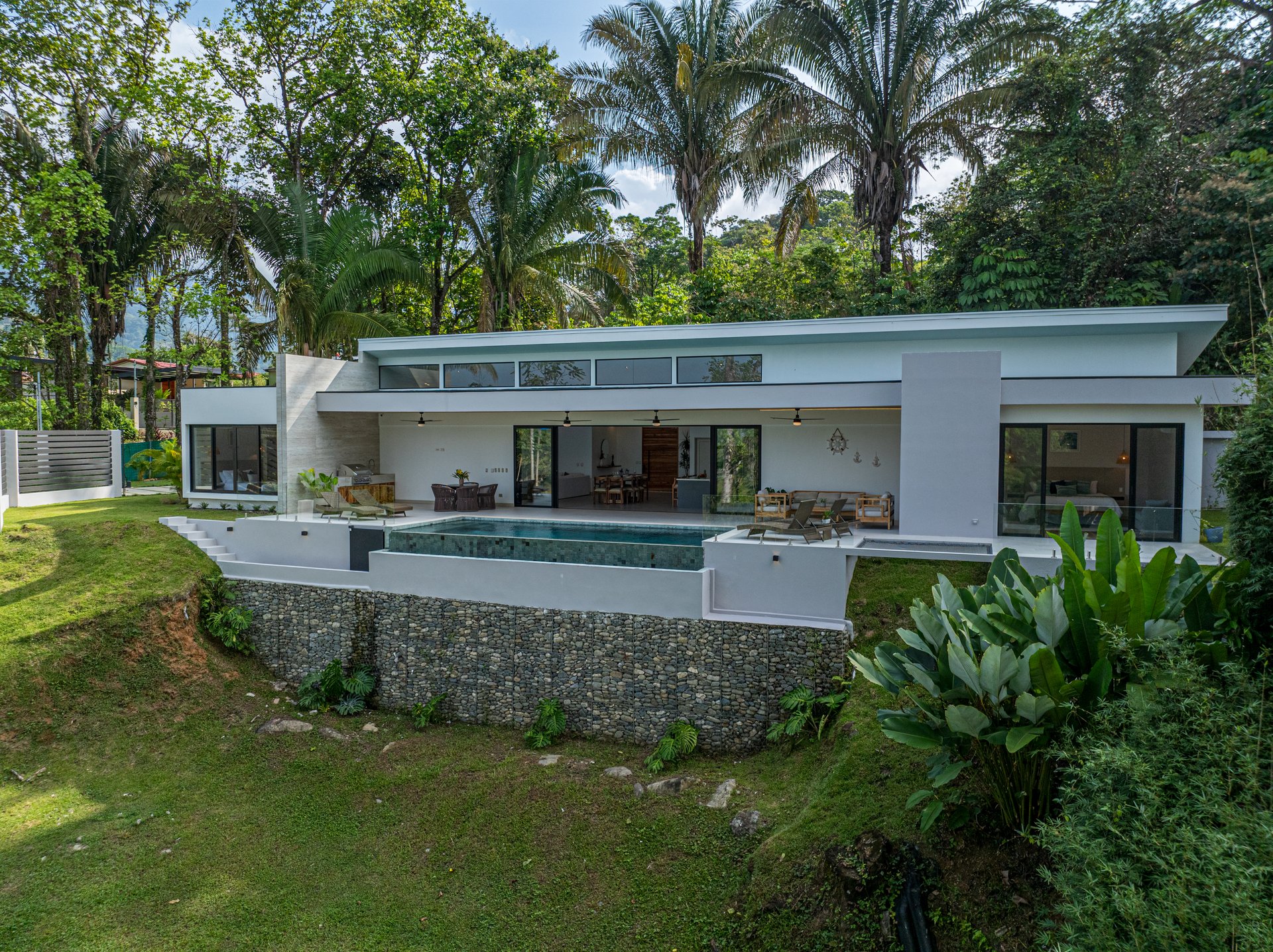Luxury, Comfort & Investment Potential – Ocean-View Home in Uvita