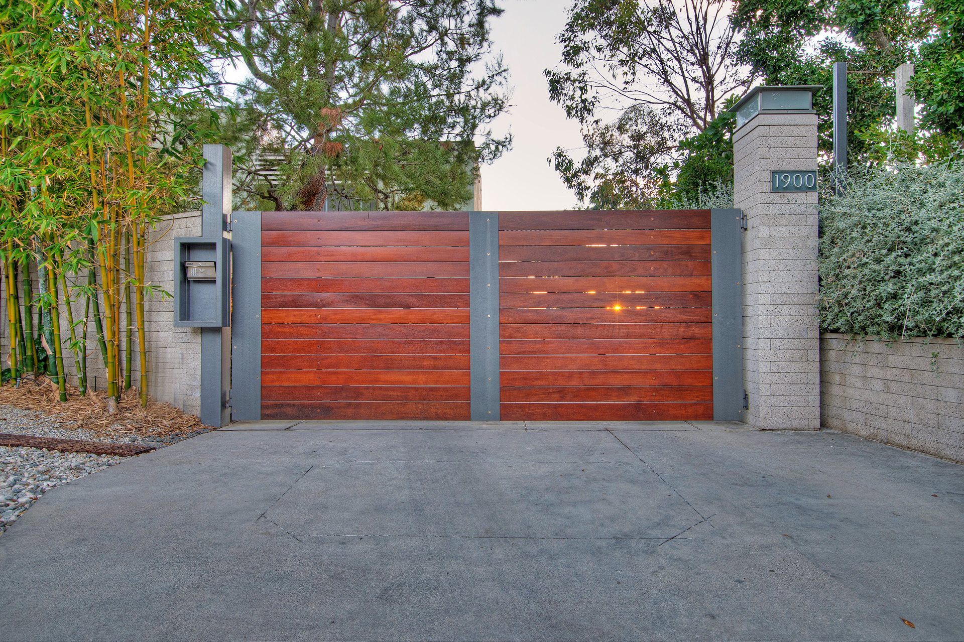 1900 Sunset Plaza Dr