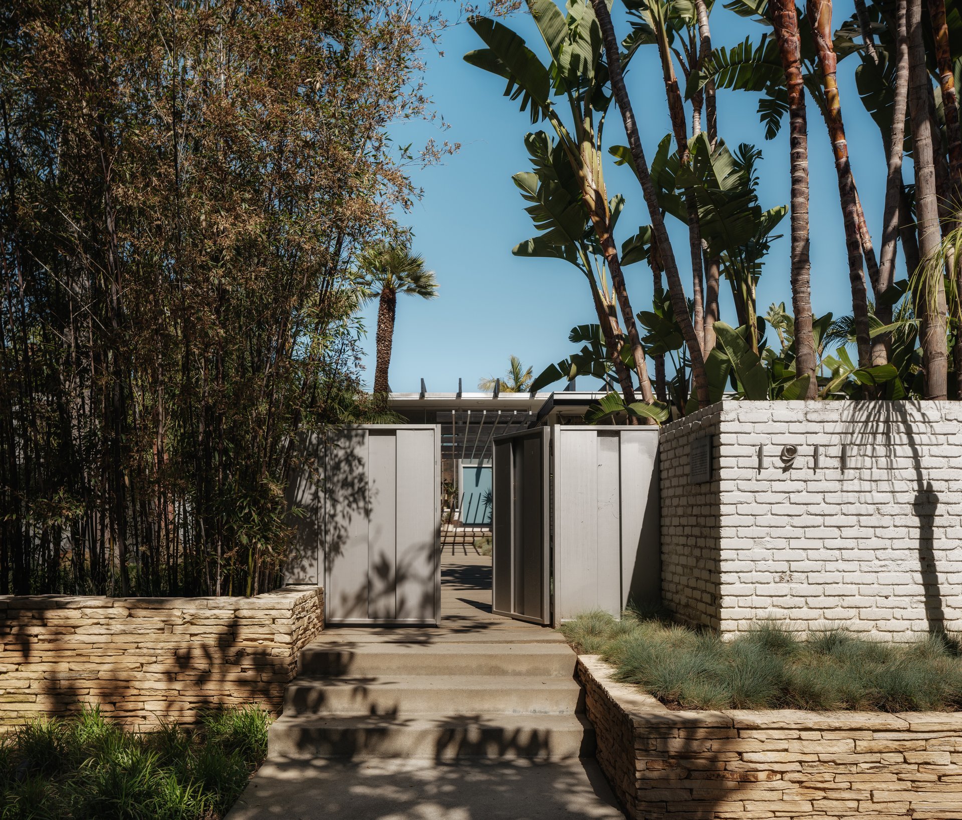 1911 La Mesa Dr