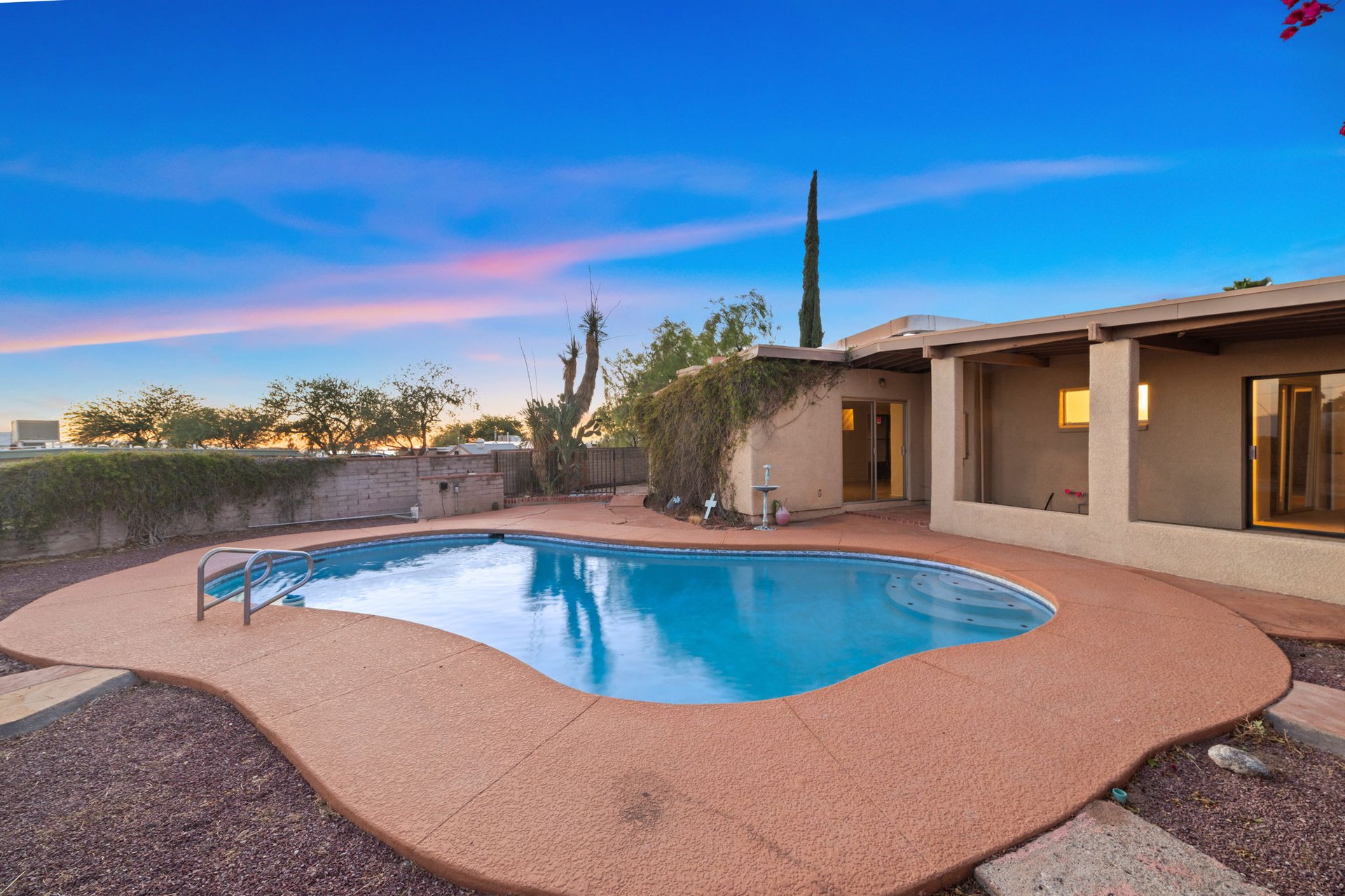 2540 S Marianne