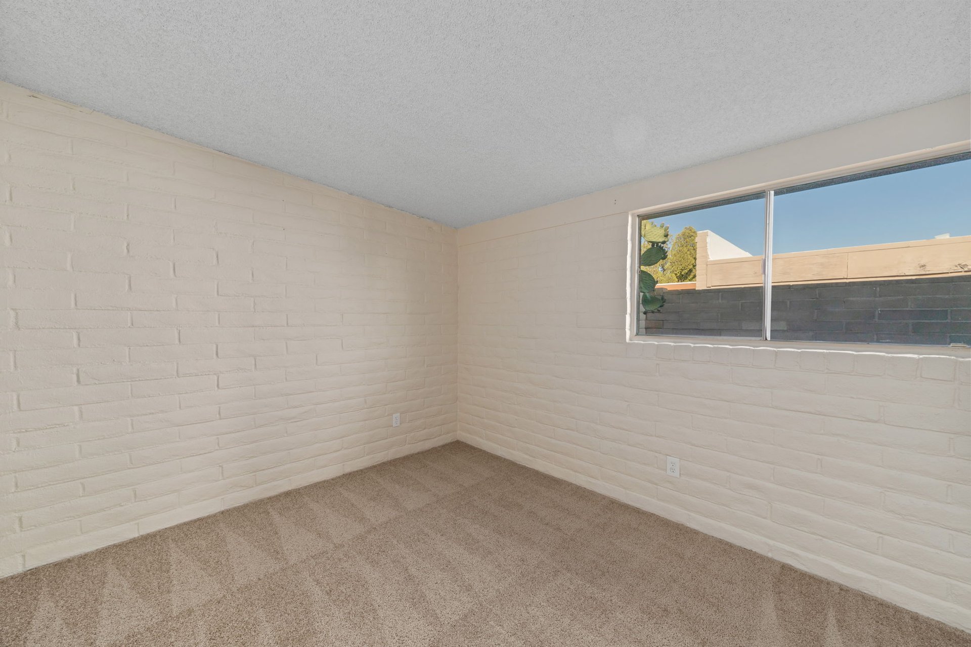 2540 S Marianne