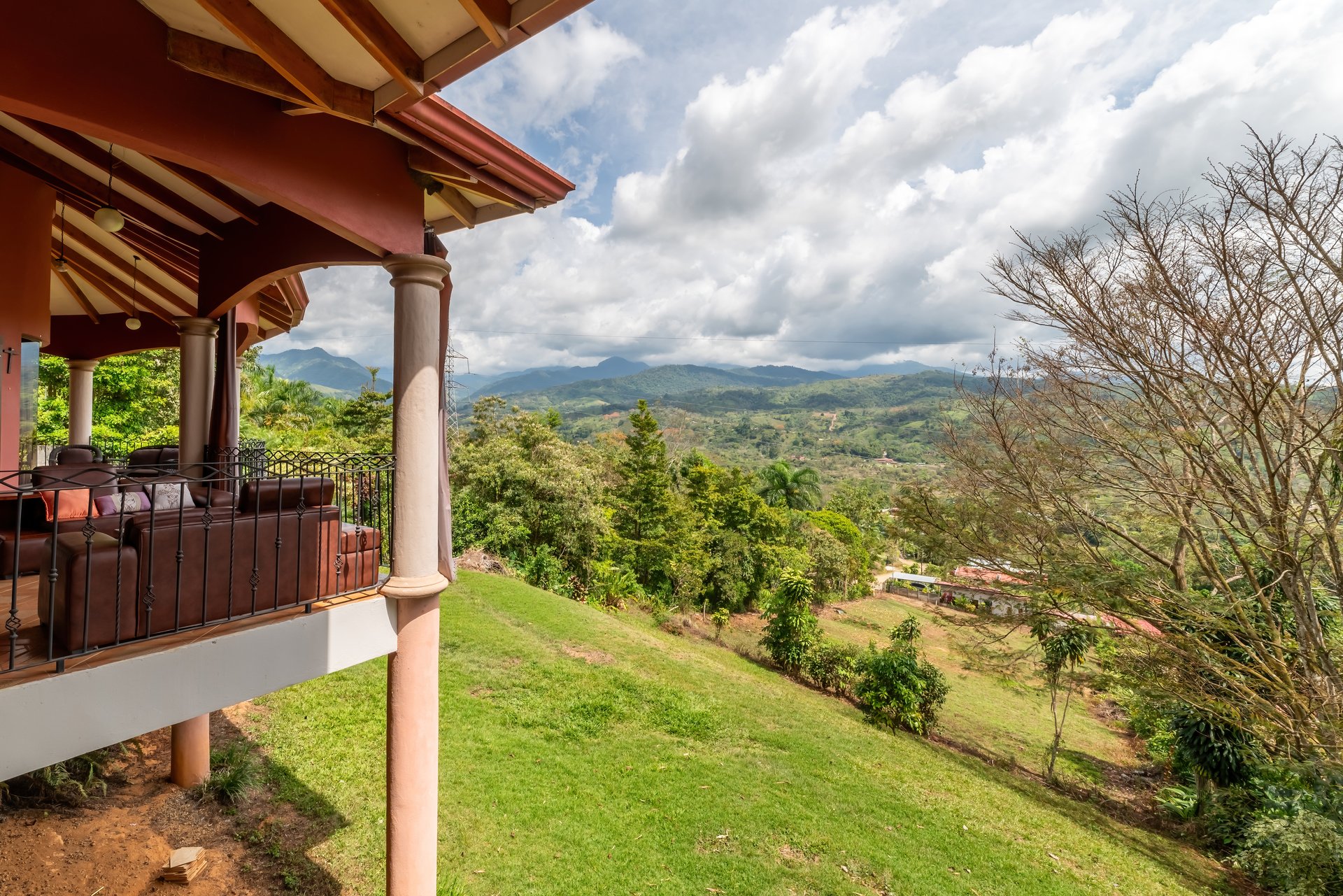 Spacious 5-Bedroom Colonial Home with 4 Bathrooms | La Bonita, Rivas.