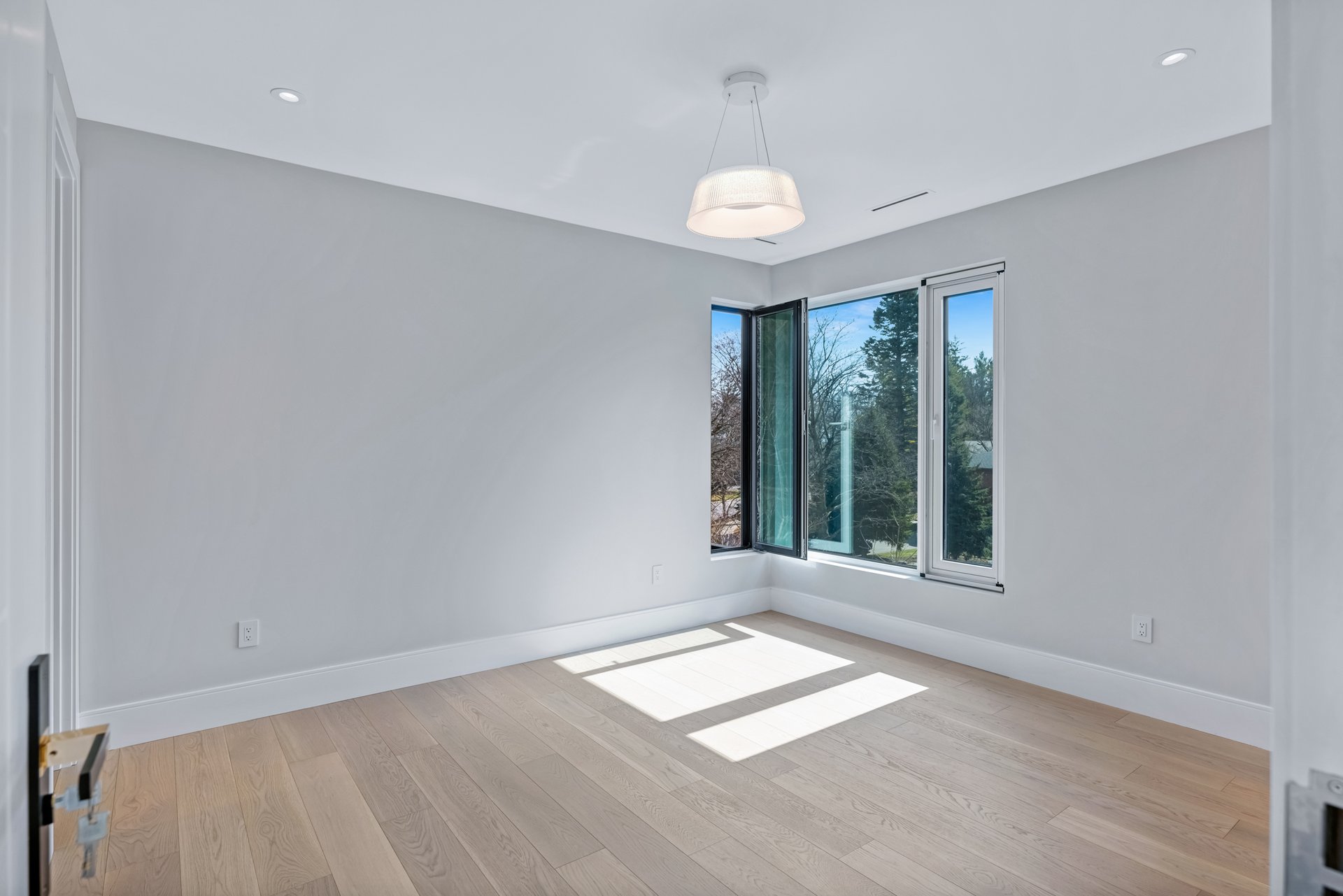 718 Balboa Dr