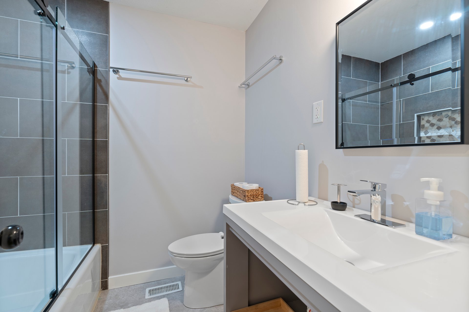 MODERN FURNISHED HOME - NEAR UAH!