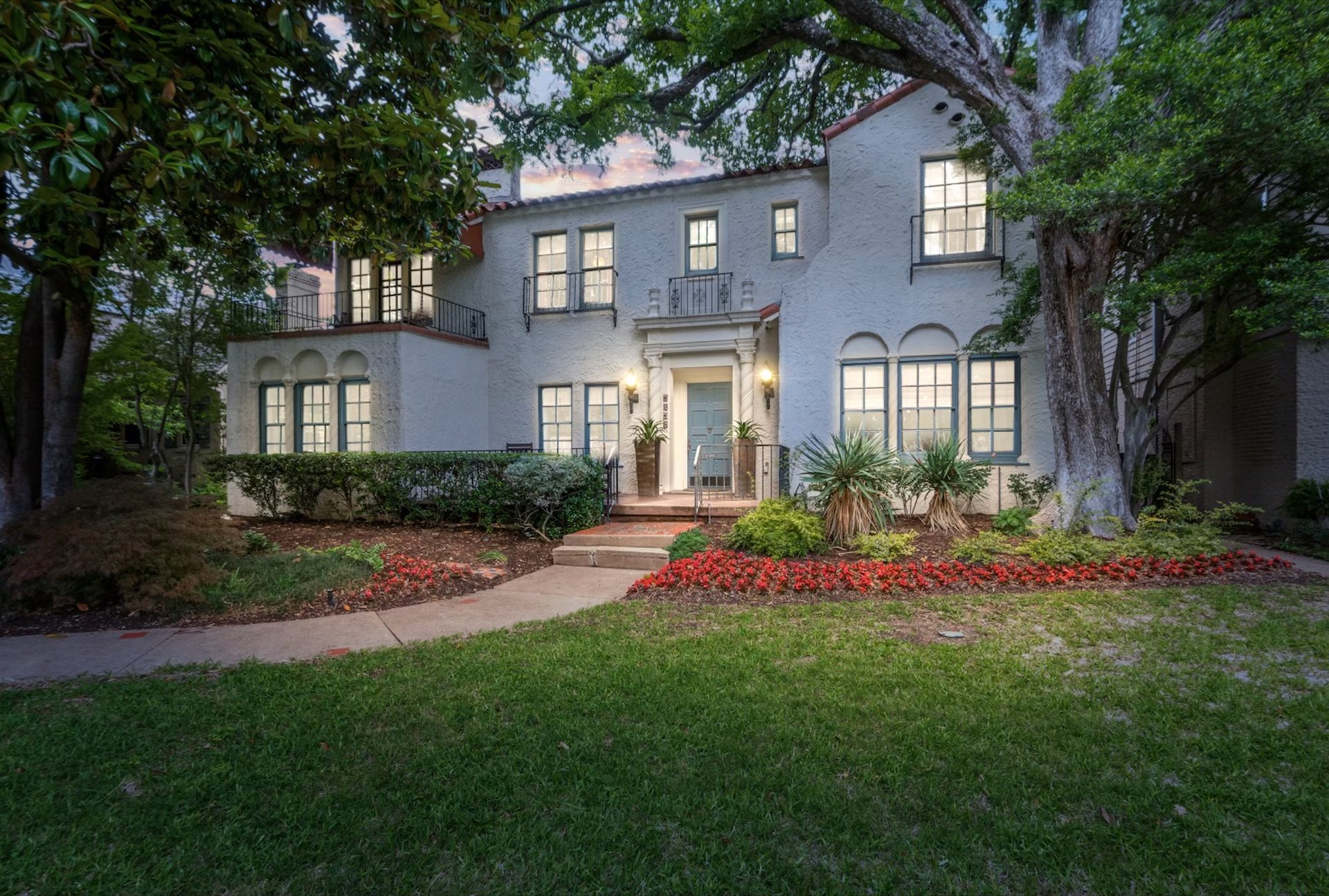  1215 N Winnetka Ave