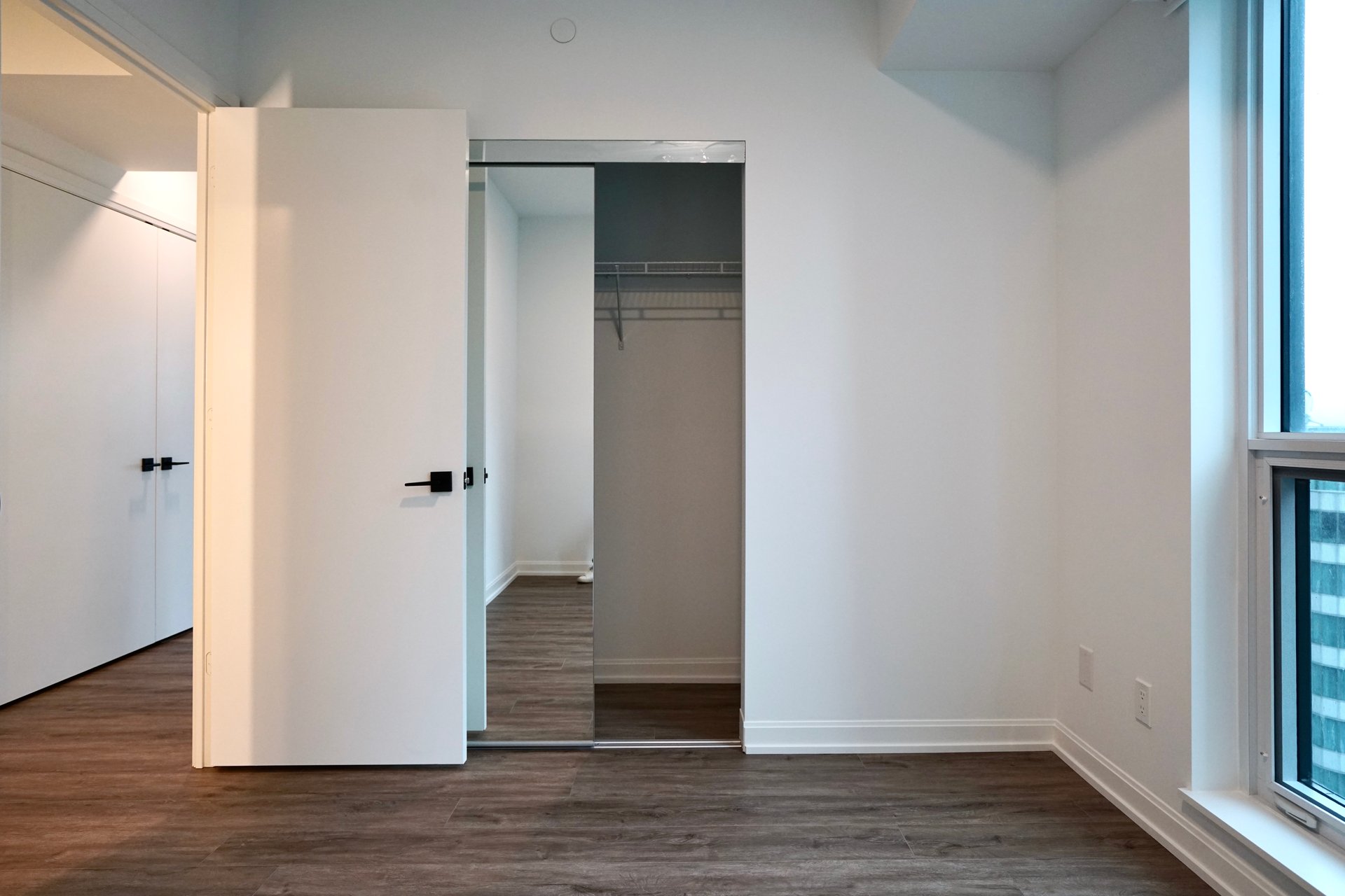 327 King St W Unit: 2306