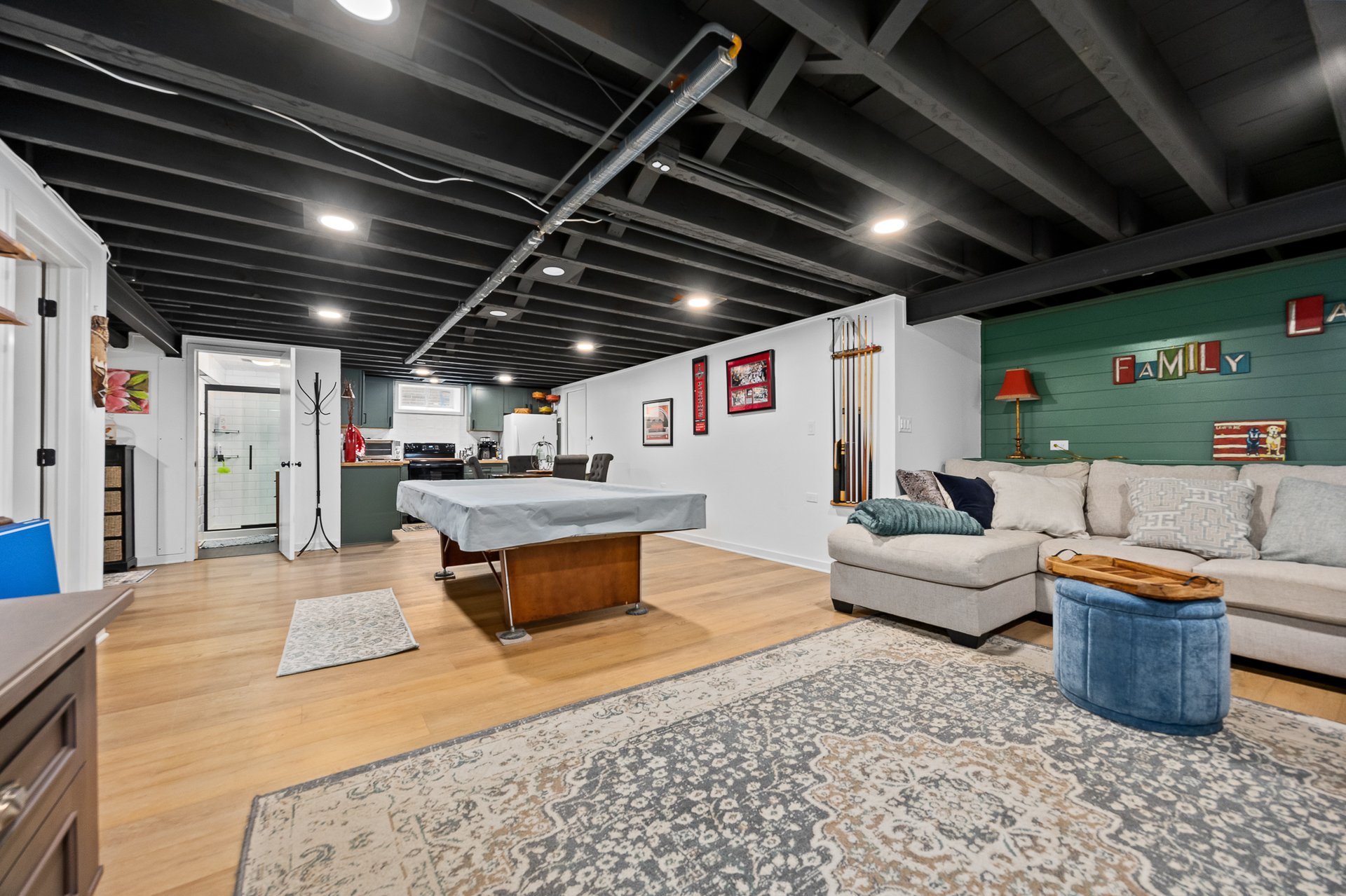 937 Robinhood Ln