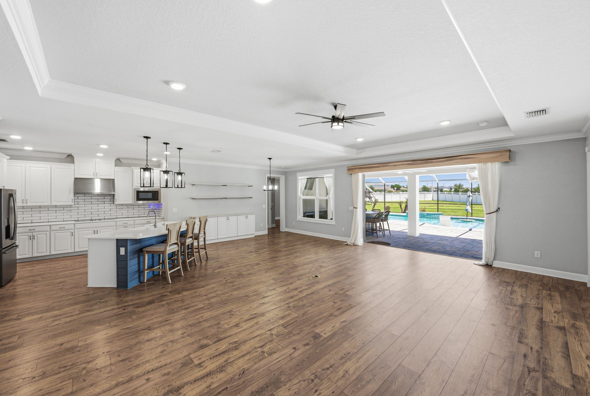 6883 BRADBURY CIR