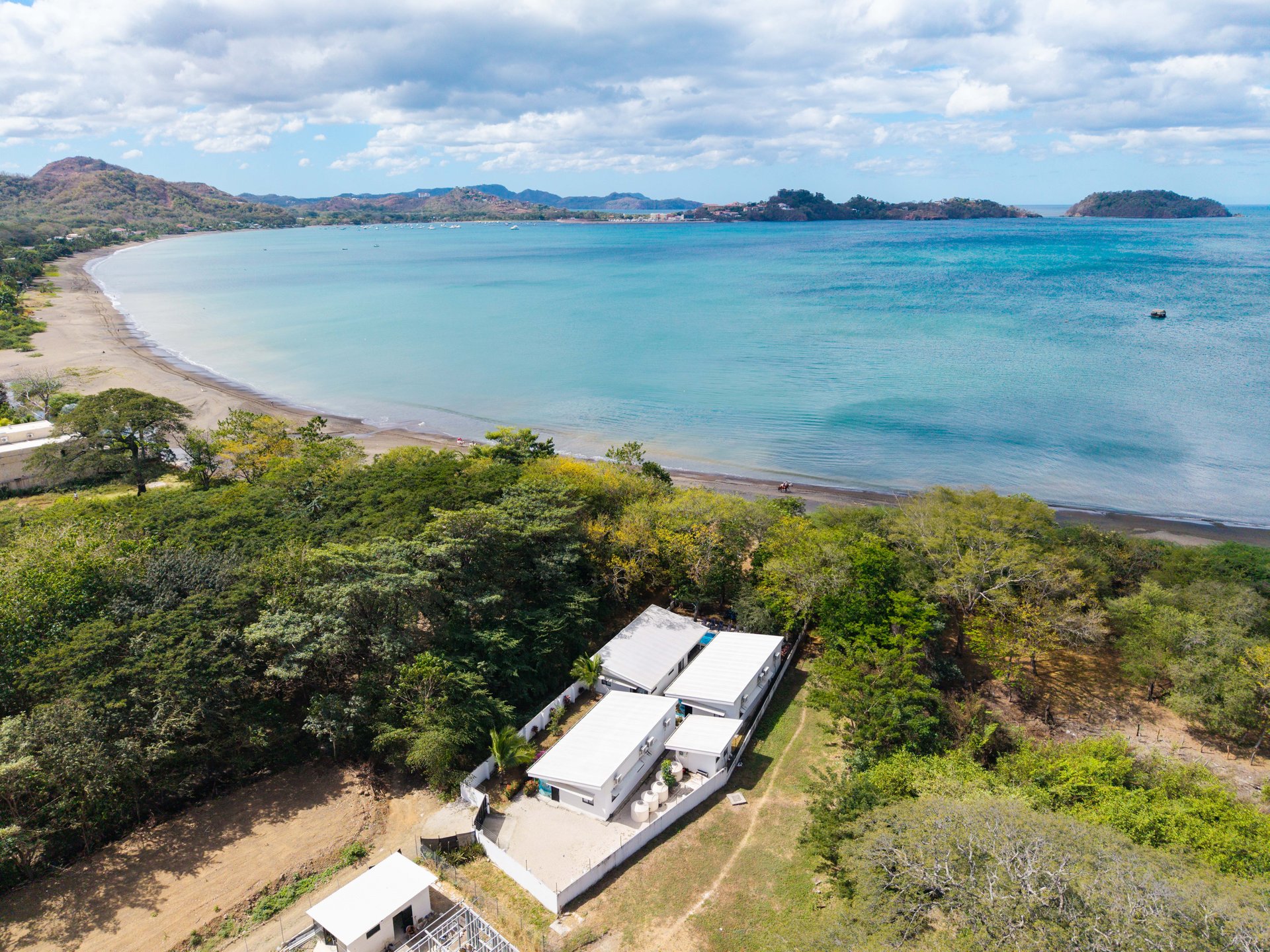 Three Mermaids | Beachfront 10-Bedroom Pod-Style Residence with Pool in Playa Flamingo