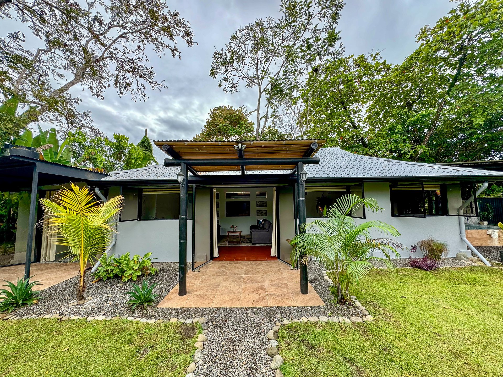 Contemporary 3-bed home surrounded by Uvita’s services and amenities but just a short stroll to tropical beaches