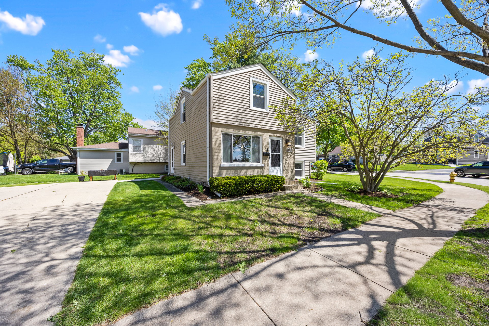 623 Green Valley Dr, Lombard