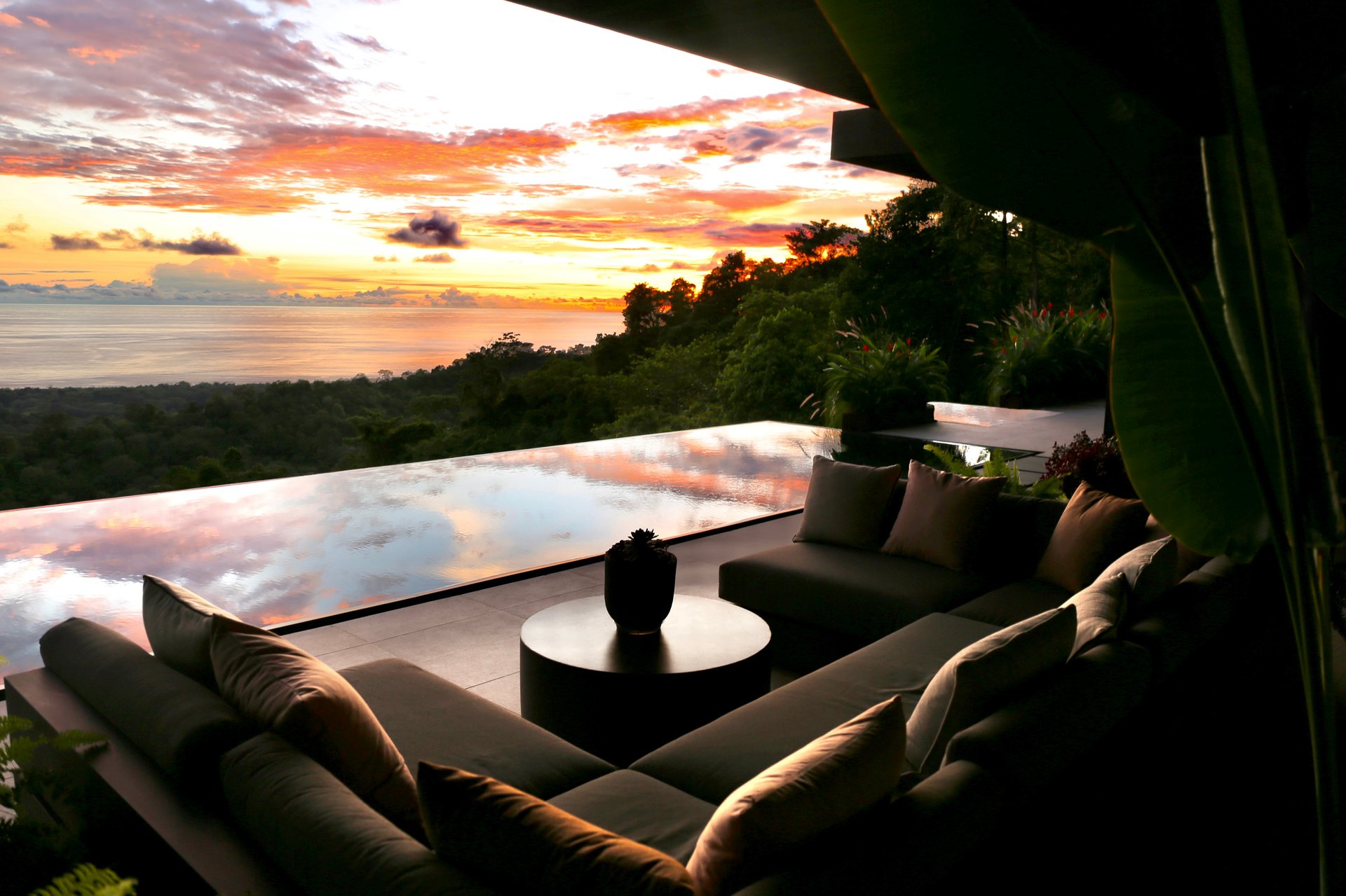 Uvita Black House