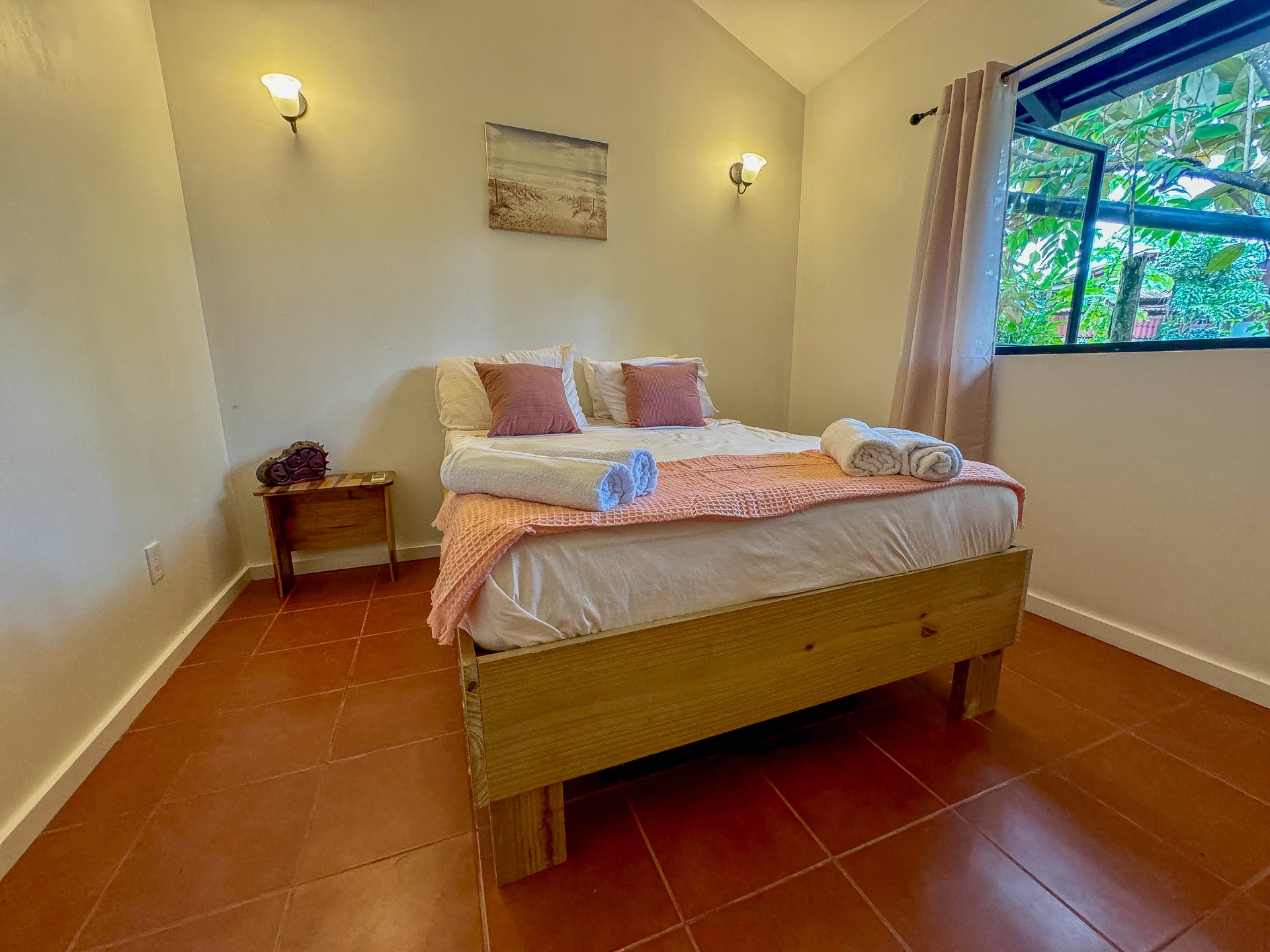 Contemporary 3-bed home surrounded by Uvita’s services and amenities but just a short stroll to tropical beaches