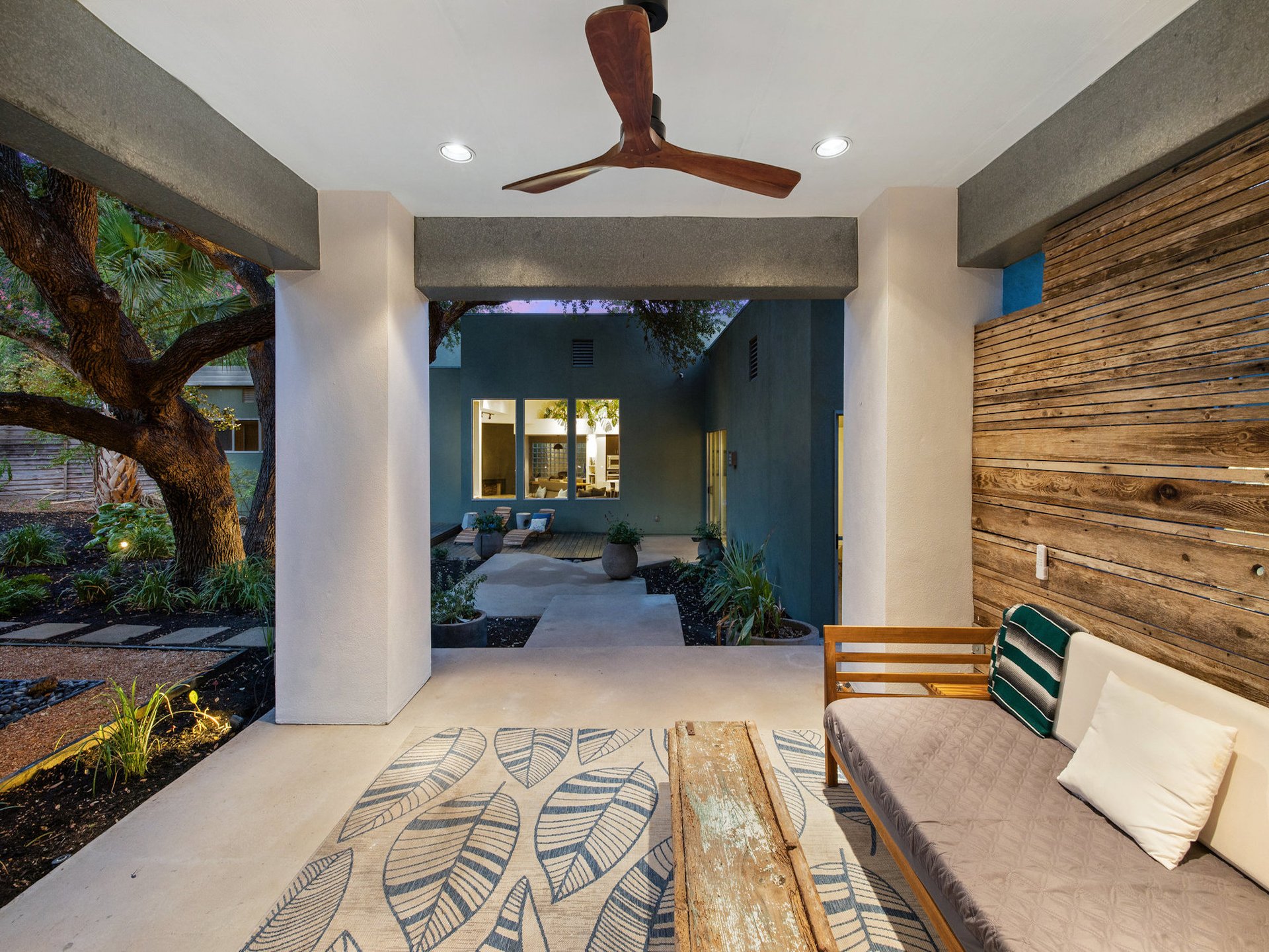 2700 De Soto DR
