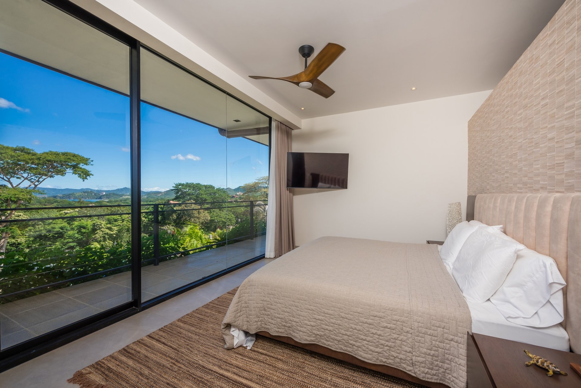 Casa Aura: Modern Luxury with Ocean Views in Reserva Conchal