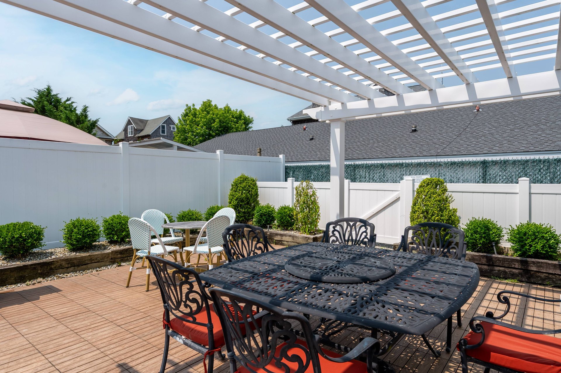 Beautiful Well Design on the First Floor With Outside Deck