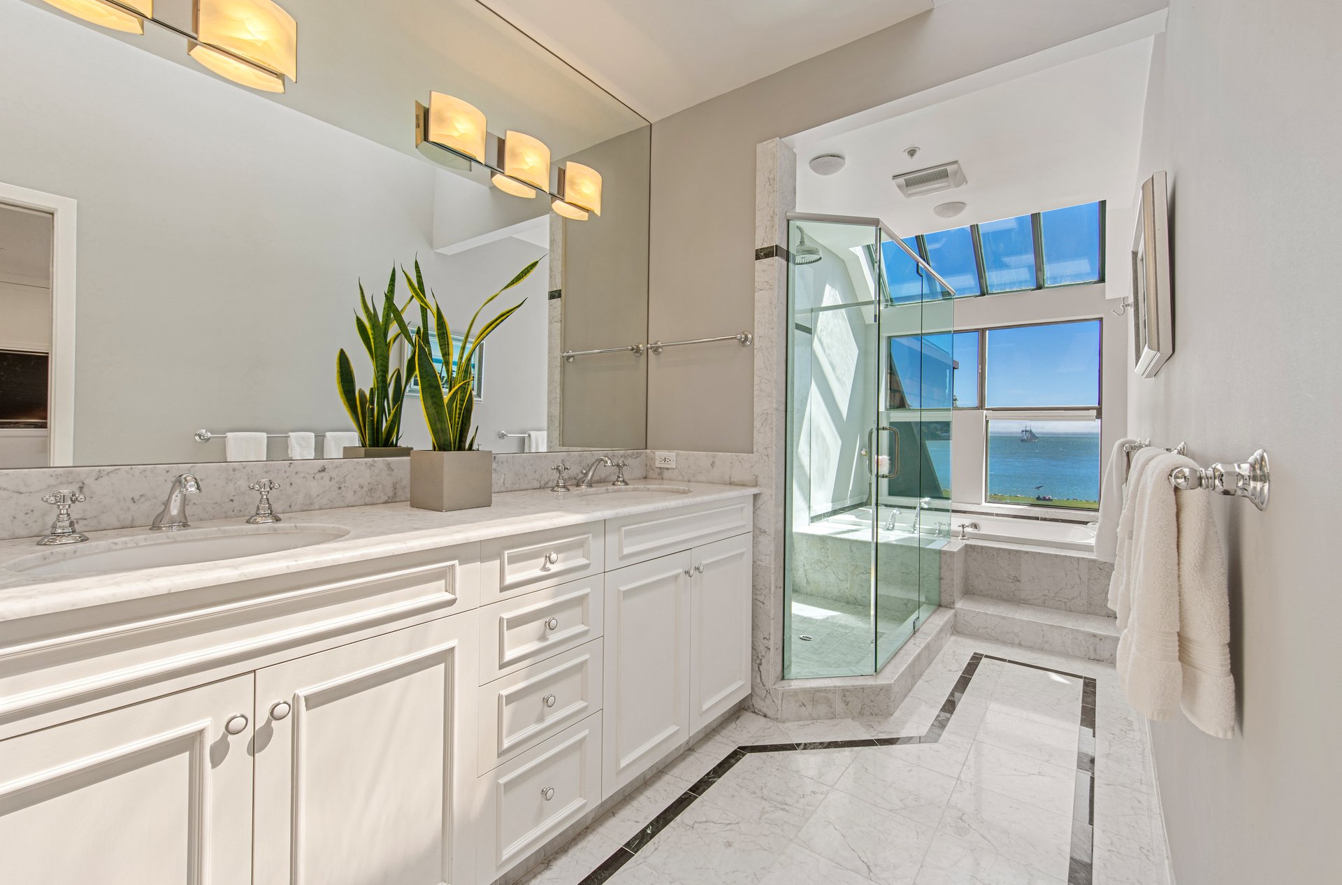 Luxury Condo with Sweeping Bay Views