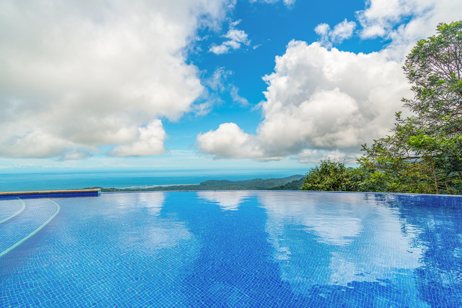 Luxury 4-Bed Villa with Ocean Views & Infinity Pool in Ojochal