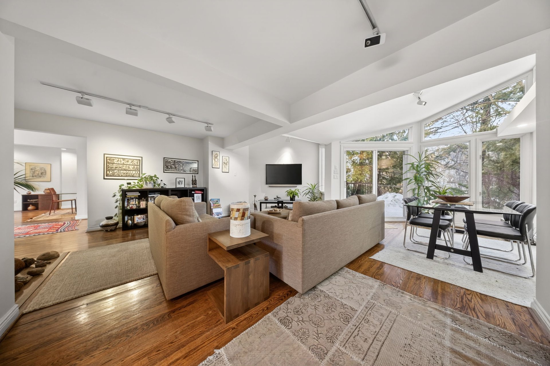 SOLD: Luxurious Country Living In The City