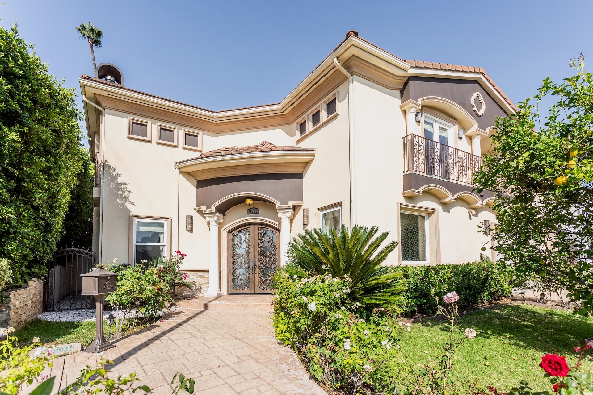 11925 Charnock Rd, Mar Vista